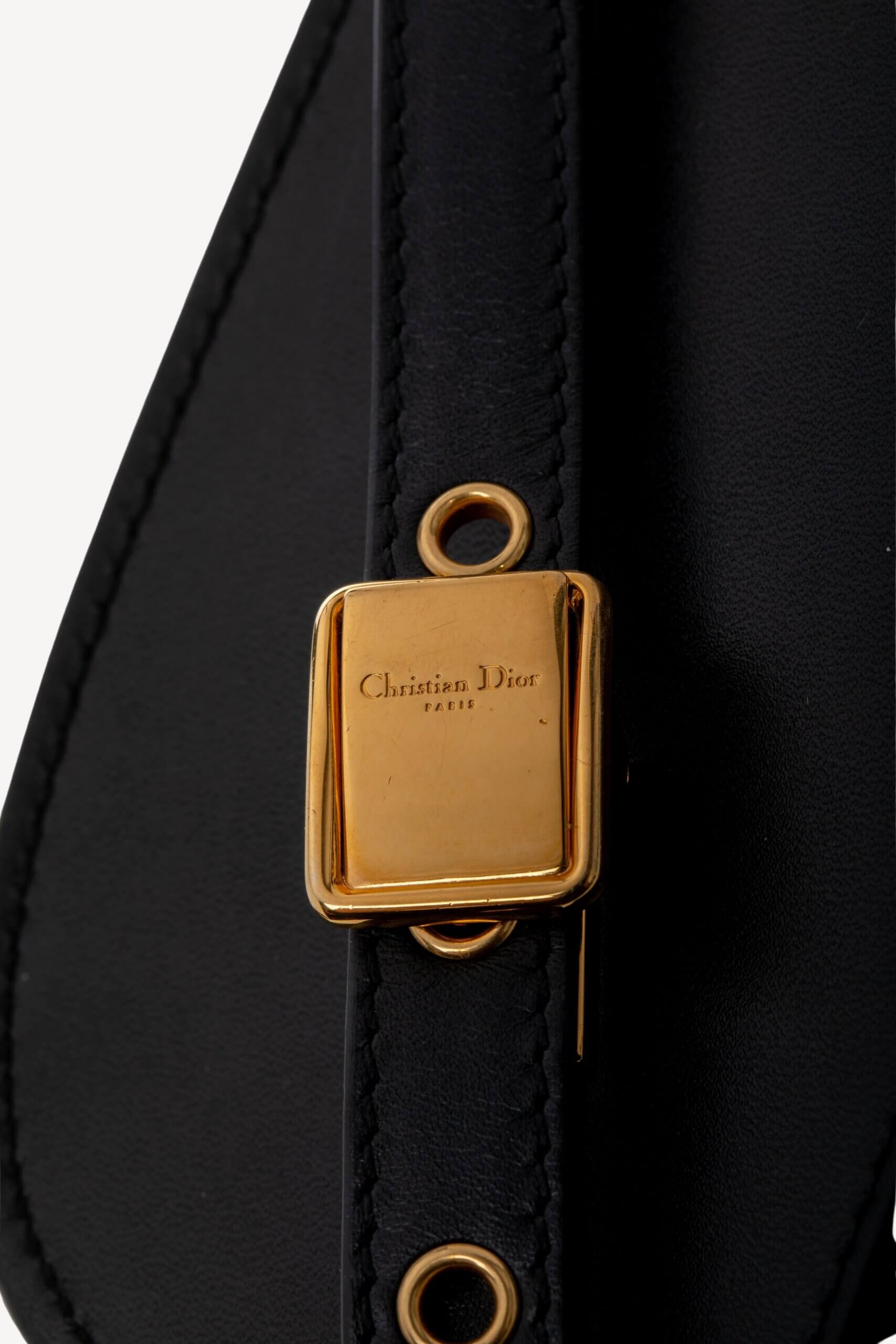 <span style="font-size: 10px;letter-spacing: .15em">HARD TO FIND</span><br>            <strong>CHRISTIAN DIOR</strong><br>            <div style="margin-top:10px;font-size:16px">Bobby East-West Bag Grained Calfskin Black</div><br> - Image 14
