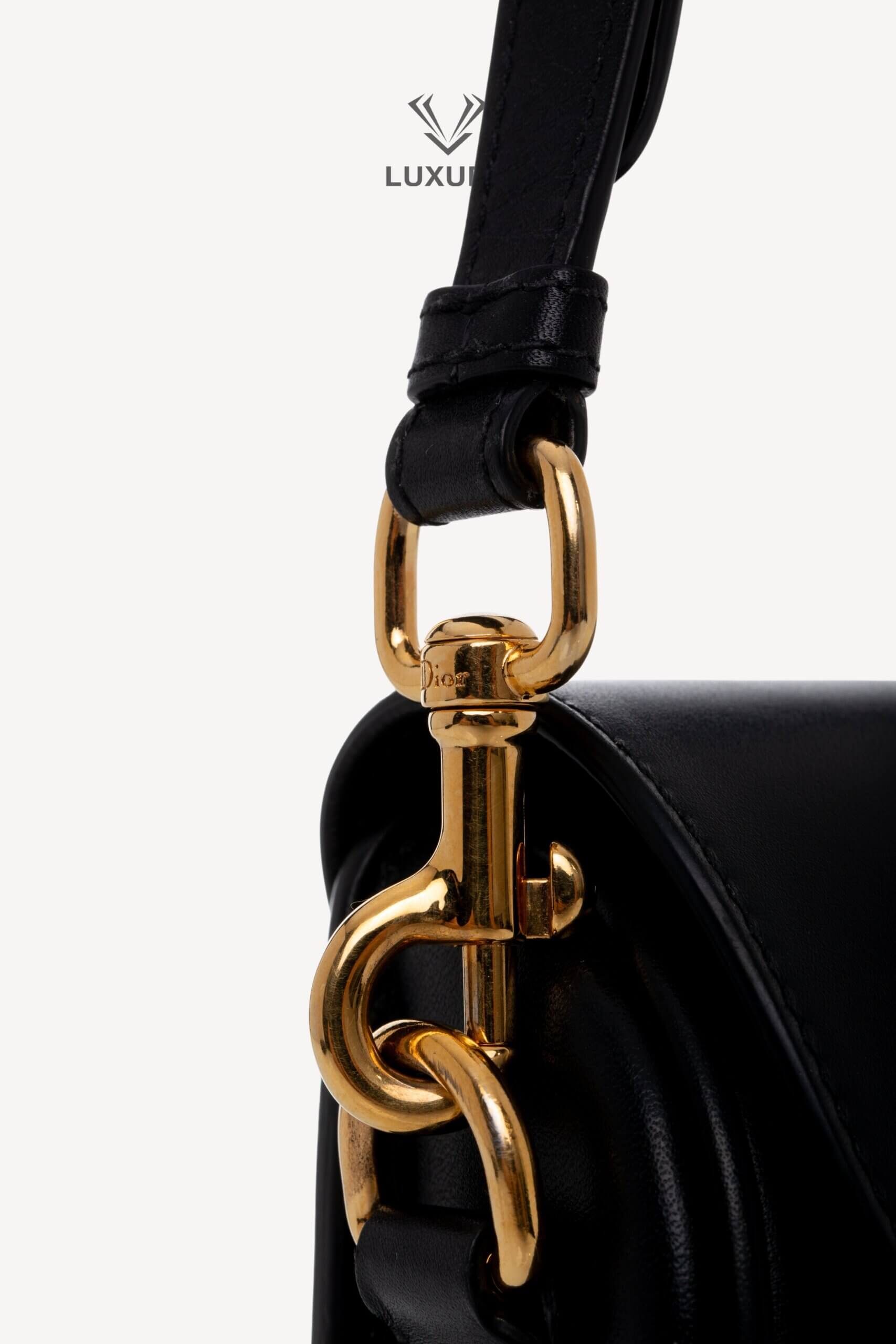 <span style="font-size: 10px;letter-spacing: .15em">HARD TO FIND</span><br>            <strong>CHRISTIAN DIOR</strong><br>            <div style="margin-top:10px;font-size:16px">Bobby East-West Bag Grained Calfskin Black</div><br> - Image 16