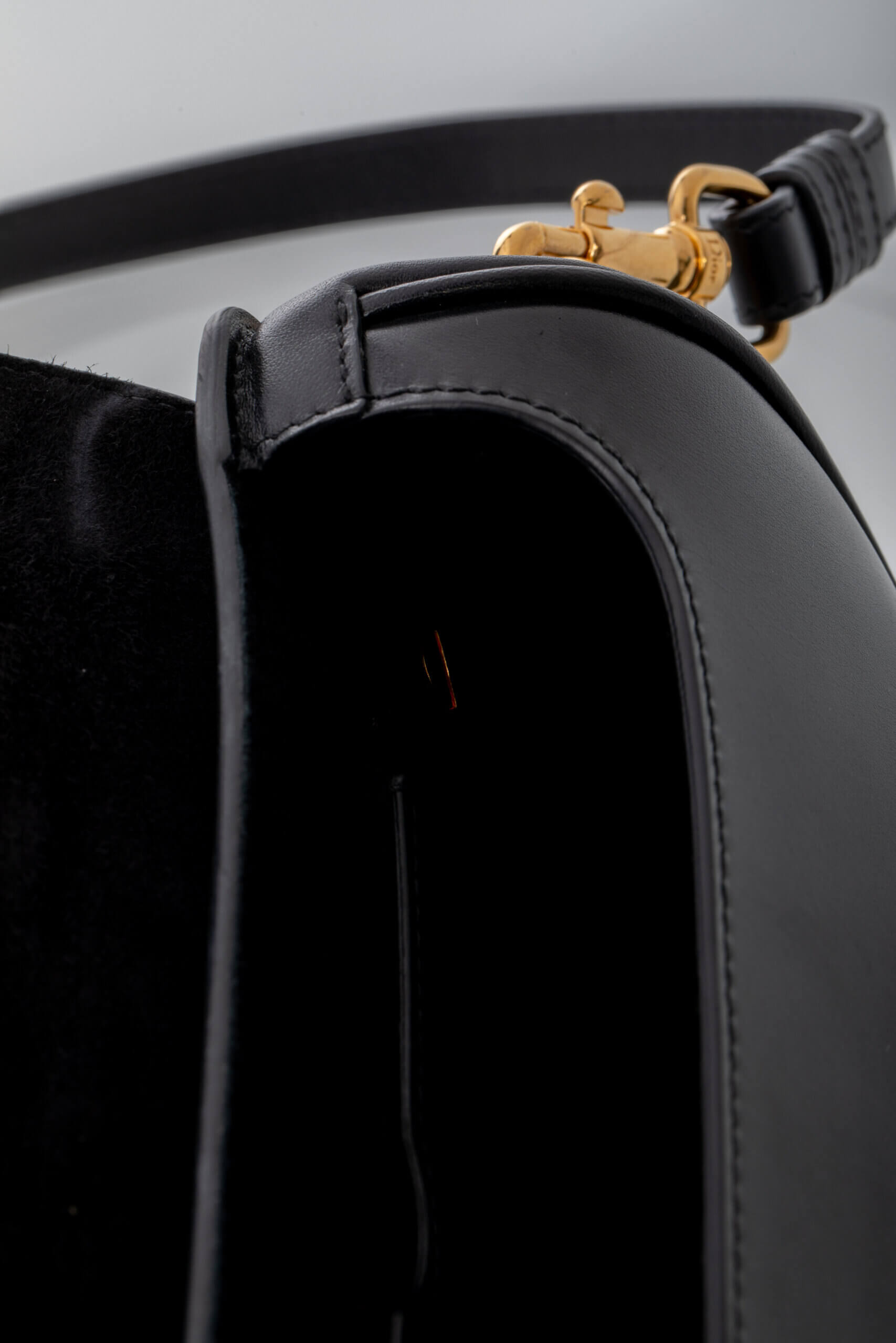 <span style="font-size: 10px;letter-spacing: .15em">HARD TO FIND</span><br>            <strong>CHRISTIAN DIOR</strong><br>            <div style="margin-top:10px;font-size:16px">Bobby East-West Bag Grained Calfskin Black</div><br> - Image 18