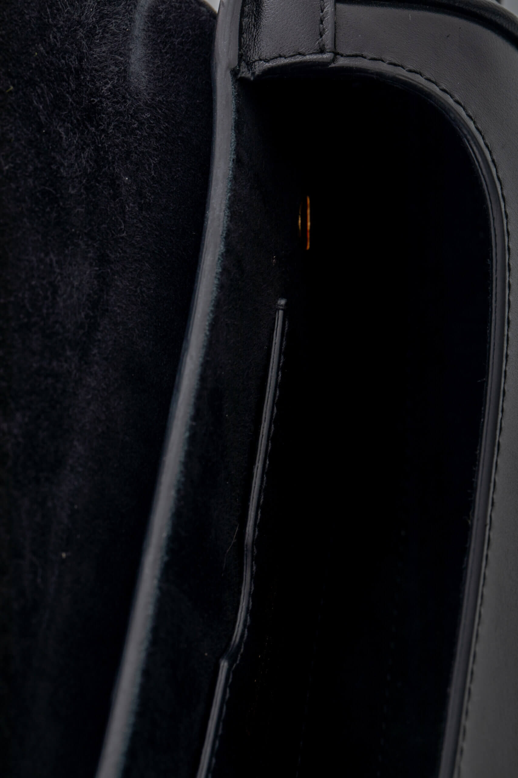 <span style="font-size: 10px;letter-spacing: .15em">HARD TO FIND</span><br>            <strong>CHRISTIAN DIOR</strong><br>            <div style="margin-top:10px;font-size:16px">Bobby East-West Bag Grained Calfskin Black</div><br> - Image 17