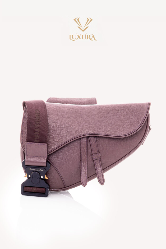 <span style="font-size: 10px; color: rgb(101, 101, 101);letter-spacing: .15em;">BEST DEAL</span><br><strong> DIOR </strong><br><div style="margin-top:10px; font-size:16px;"> Grained Calfskin Saddle Bag Plum</div><br>