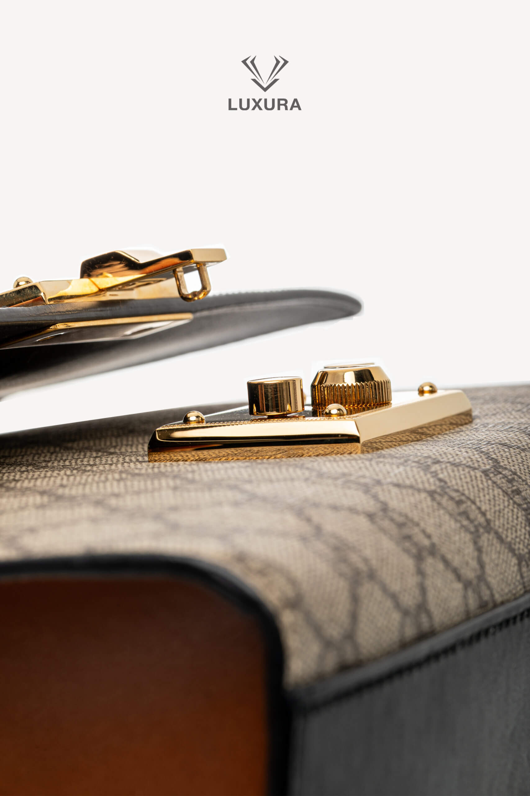 <span style="font-size: 10px;letter-spacing: .15em">IN TRENDING</span><br> <strong>GUCCI</strong><br> <div style="margin-top:10px;font-size:16px">Supreme Monogram Calfskin Medium Padlock Shoulder Bag Brown Black</div><br> - Image 18