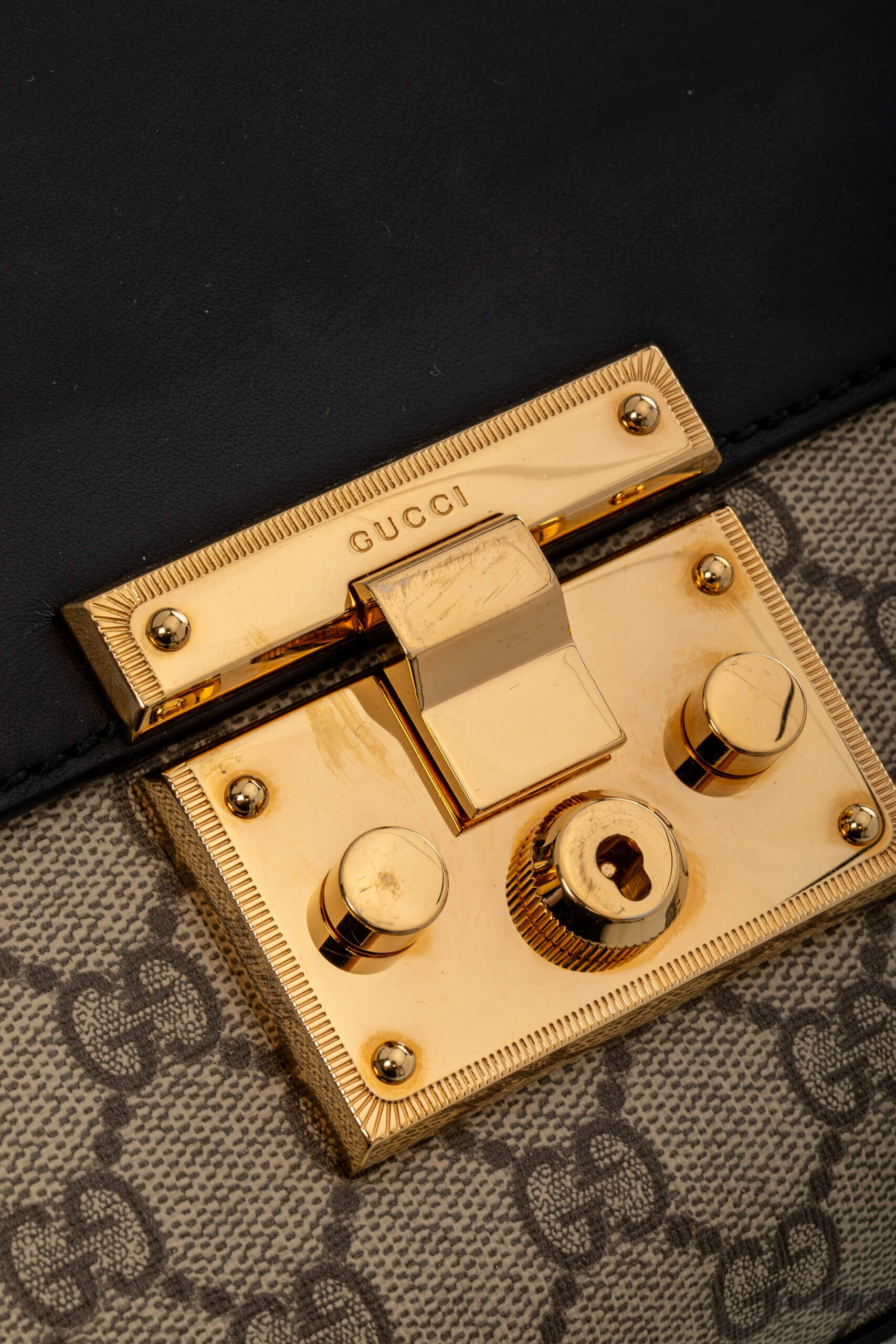 <span style="font-size: 10px;letter-spacing: .15em">IN TRENDING</span><br> <strong>GUCCI</strong><br> <div style="margin-top:10px;font-size:16px">Supreme Monogram Calfskin Medium Padlock Shoulder Bag Brown Black</div><br> - Image 13