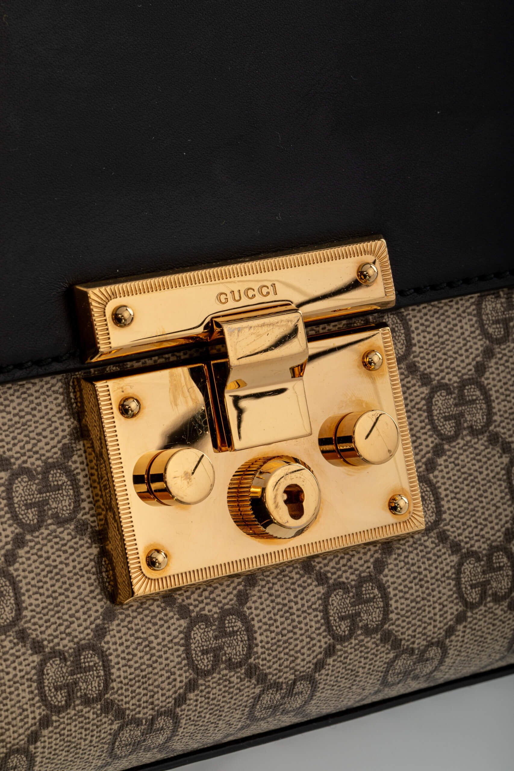 <span style="font-size: 10px;letter-spacing: .15em">IN TRENDING</span><br> <strong>GUCCI</strong><br> <div style="margin-top:10px;font-size:16px">Supreme Monogram Calfskin Medium Padlock Shoulder Bag Brown Black</div><br> - Image 11