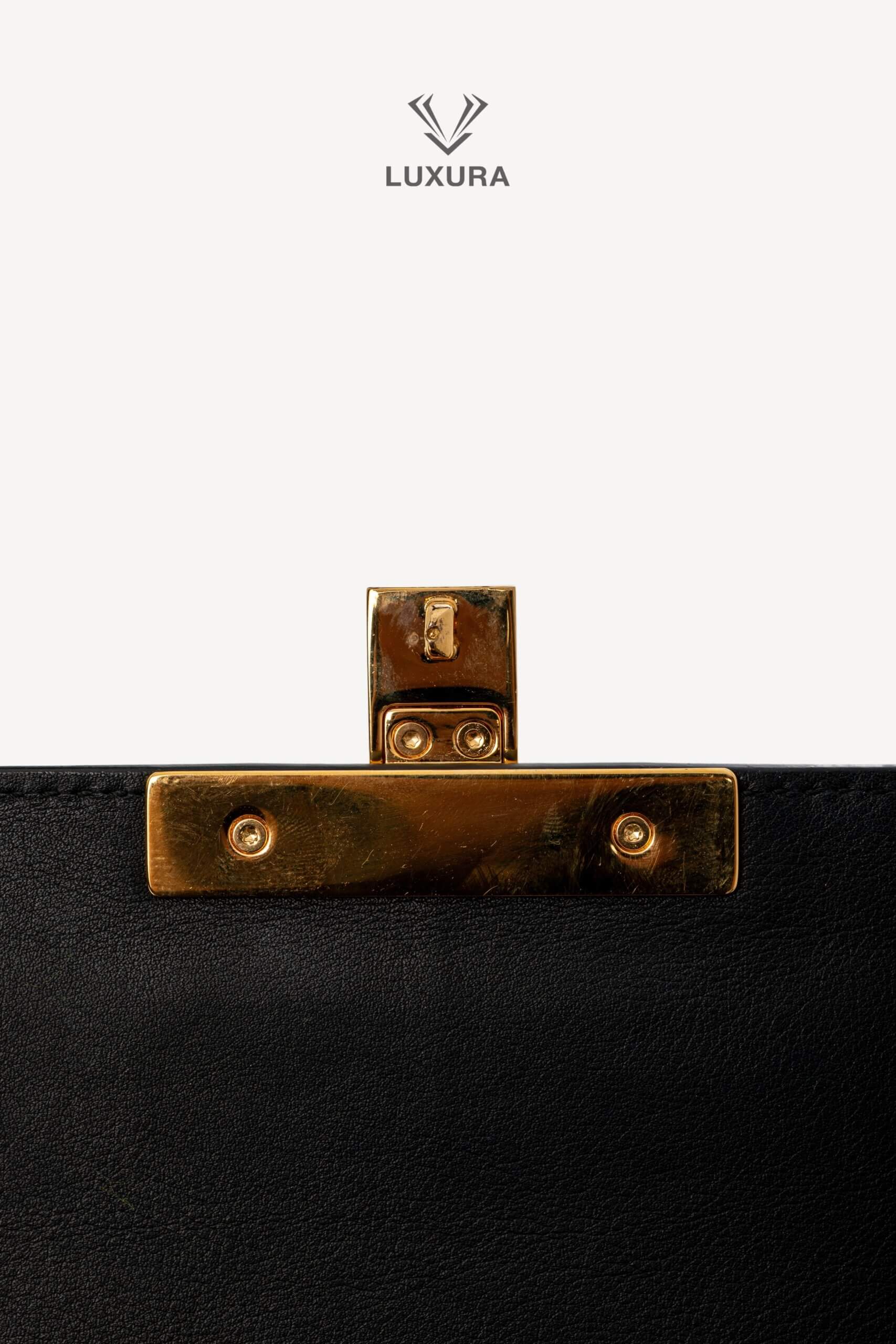 <span style="font-size: 10px;letter-spacing: .15em">IN TRENDING</span><br> <strong>GUCCI</strong><br> <div style="margin-top:10px;font-size:16px">Supreme Monogram Calfskin Medium Padlock Shoulder Bag Brown Black</div><br> - Image 24