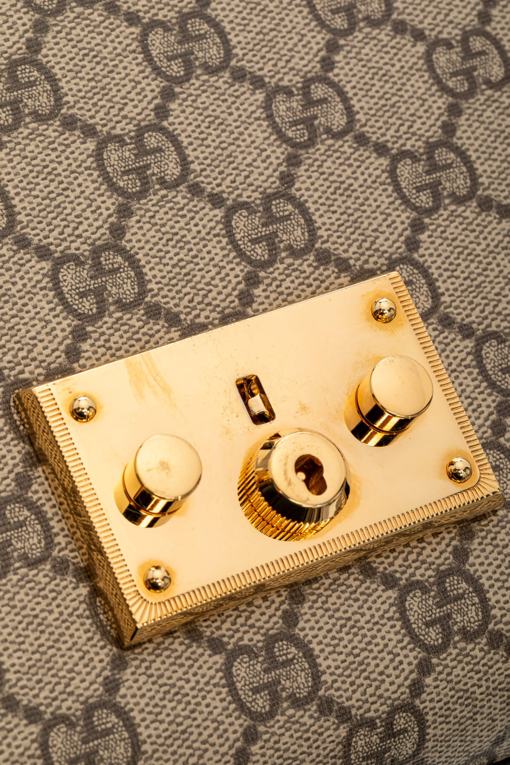 <span style="font-size: 10px;letter-spacing: .15em">IN TRENDING</span><br> <strong>GUCCI</strong><br> <div style="margin-top:10px;font-size:16px">Supreme Monogram Calfskin Medium Padlock Shoulder Bag Brown Black</div><br> - Image 17