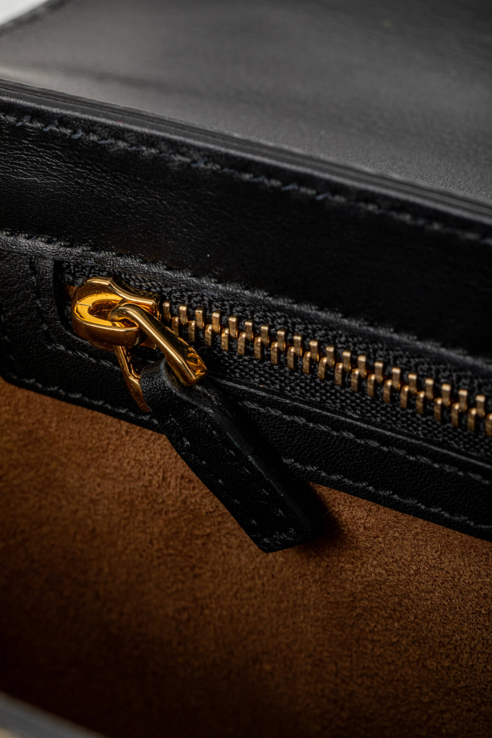 <span style="font-size: 10px;letter-spacing: .15em">IN TRENDING</span><br> <strong>GUCCI</strong><br> <div style="margin-top:10px;font-size:16px">Supreme Monogram Calfskin Medium Padlock Shoulder Bag Brown Black</div><br> - Image 23