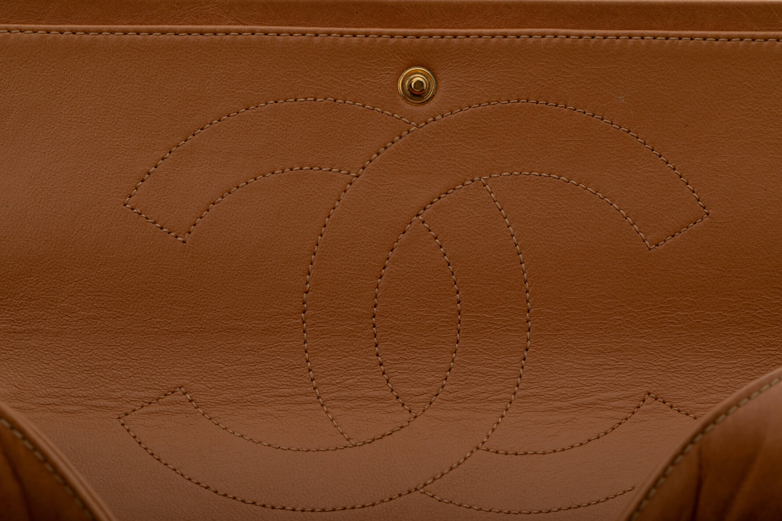 <span style="font-size: 10px;letter-spacing: .15em">HARD TO FIND</span><br><strong>CHANEL</strong><br><div style="margin-top:10px;font-size:16px">2.55 Dark Beige Distressed Calf with Gold Hardware</div><br> - Image 24