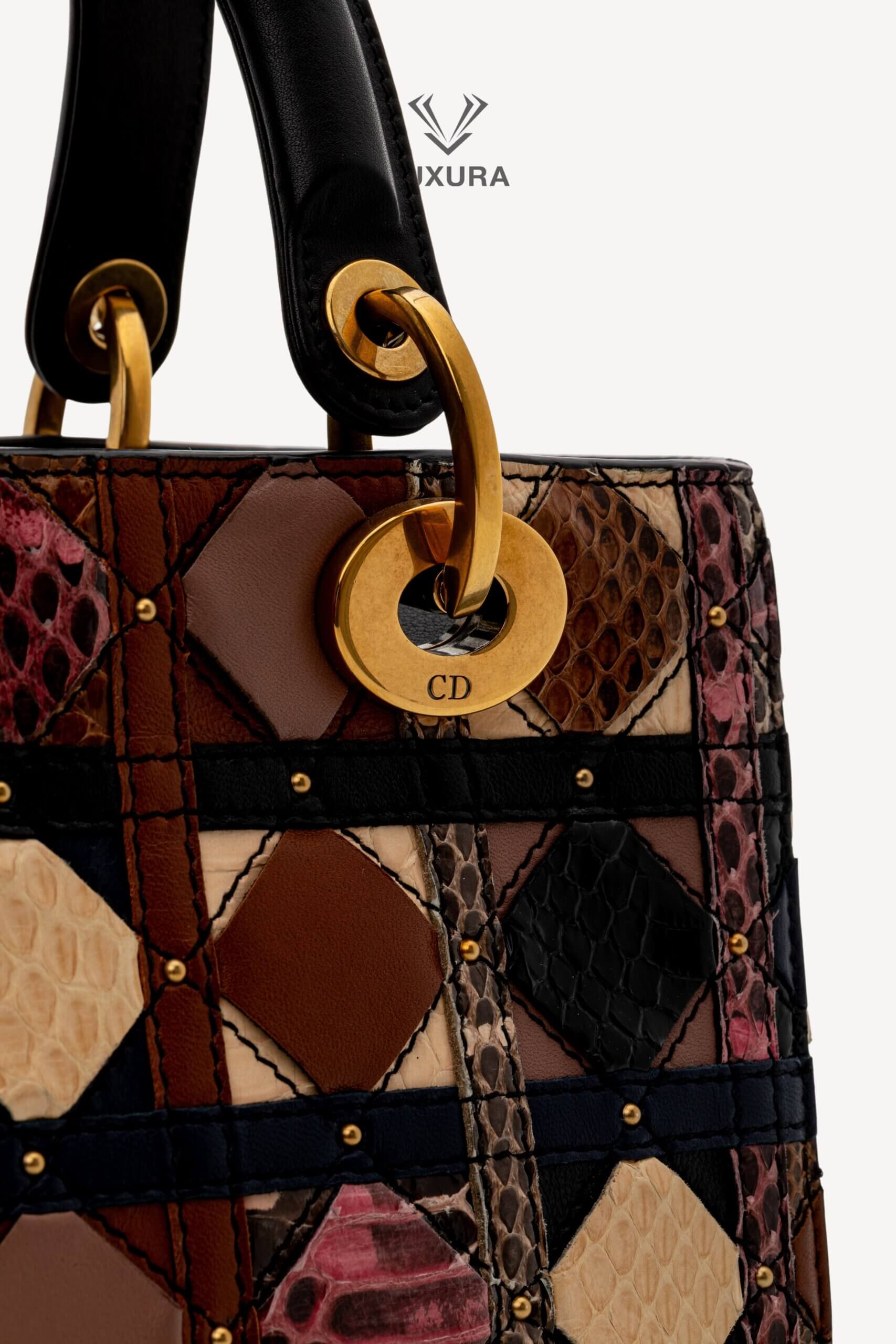 <span style="font-size: 10px;letter-spacing: .15em">HARD TO FIND</span><br><strong>Dior</strong><br><div style="margin-top:10px;font-size:16px">Supple Medium Lady Patchwork Cannage Leather and Exotics Leather</div><br> - Image 19