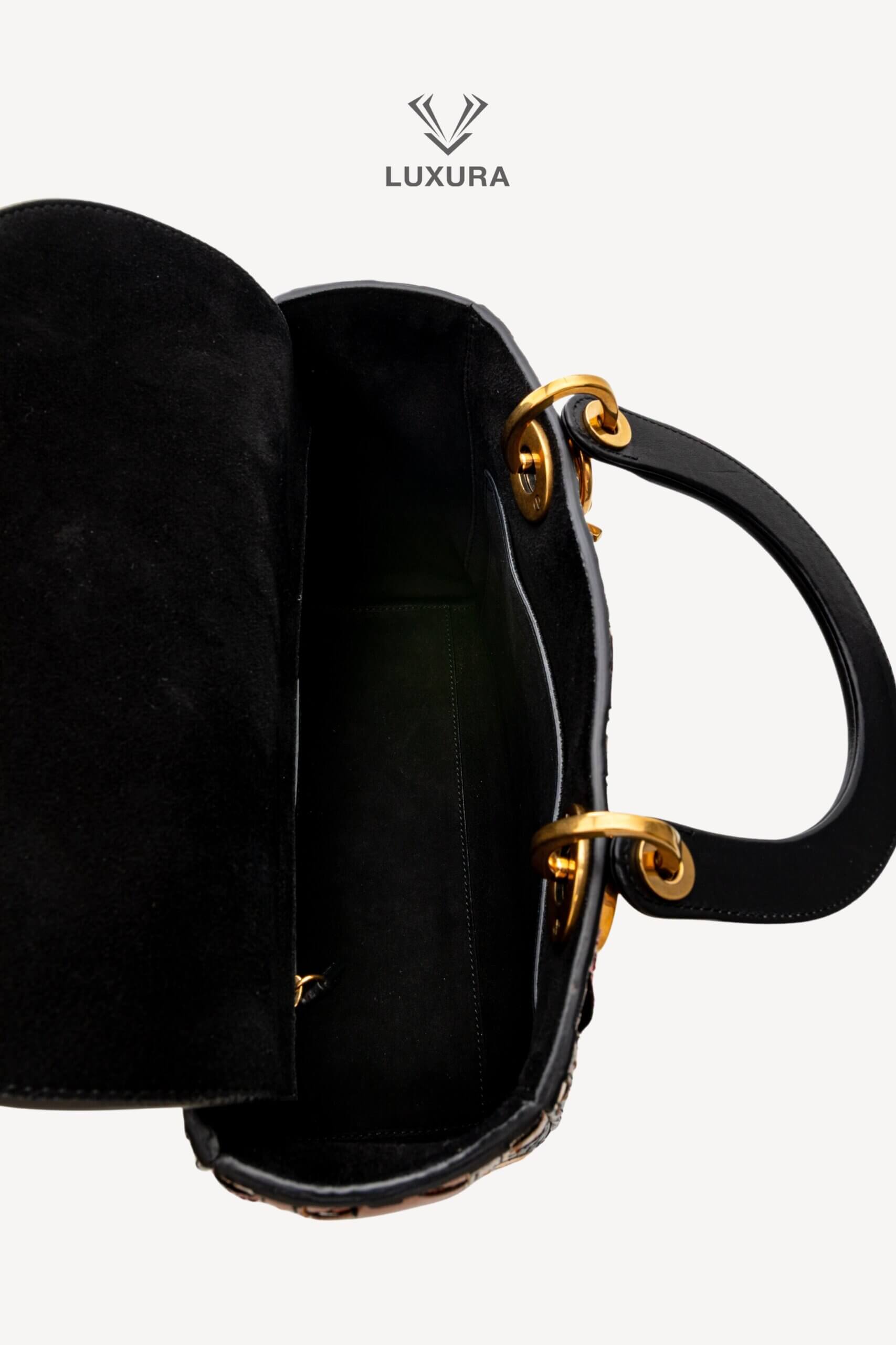 <span style="font-size: 10px;letter-spacing: .15em">HARD TO FIND</span><br><strong>Dior</strong><br><div style="margin-top:10px;font-size:16px">Supple Medium Lady Patchwork Cannage Leather and Exotics Leather</div><br> - Image 22