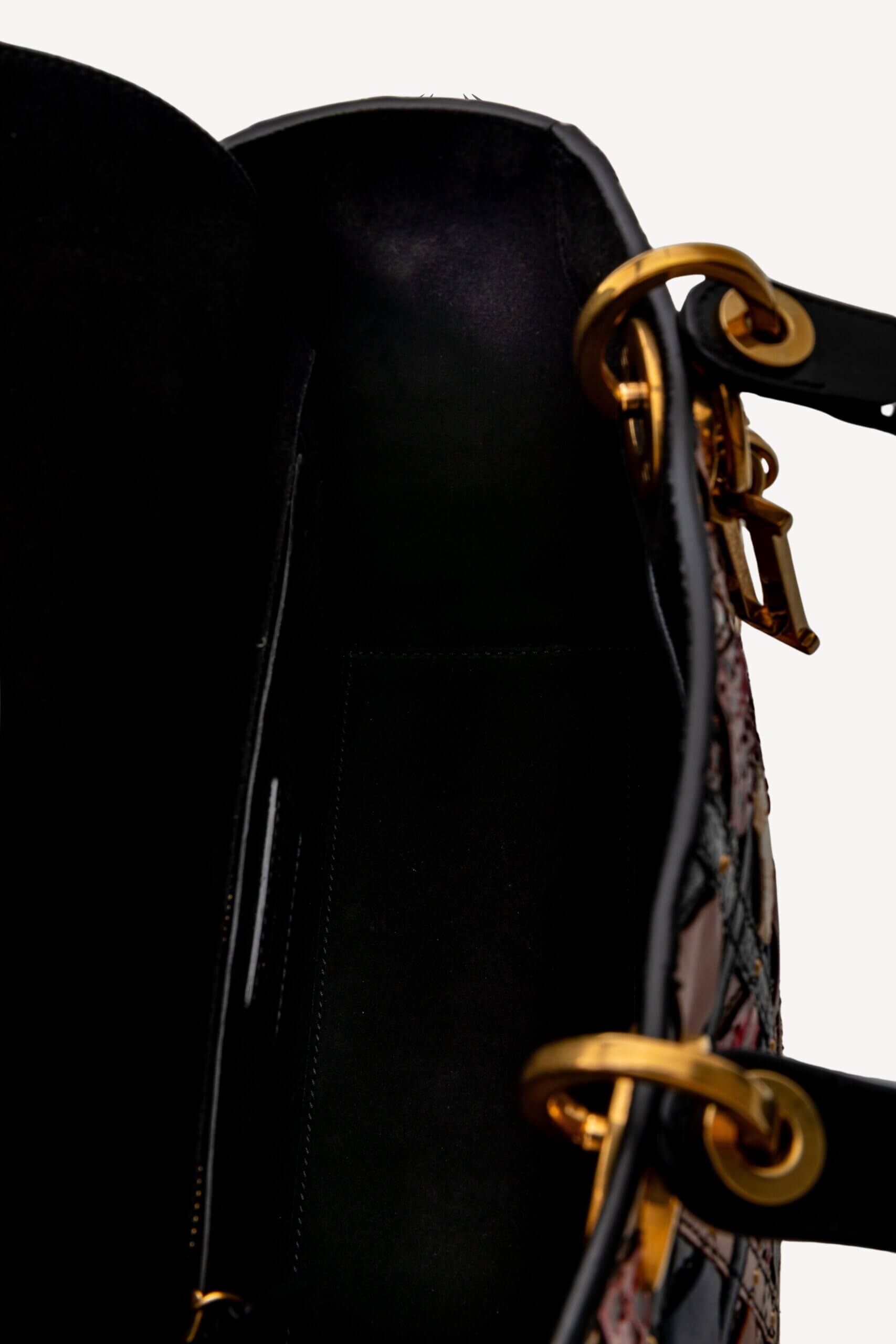 <span style="font-size: 10px;letter-spacing: .15em">HARD TO FIND</span><br><strong>Dior</strong><br><div style="margin-top:10px;font-size:16px">Supple Medium Lady Patchwork Cannage Leather and Exotics Leather</div><br> - Image 23