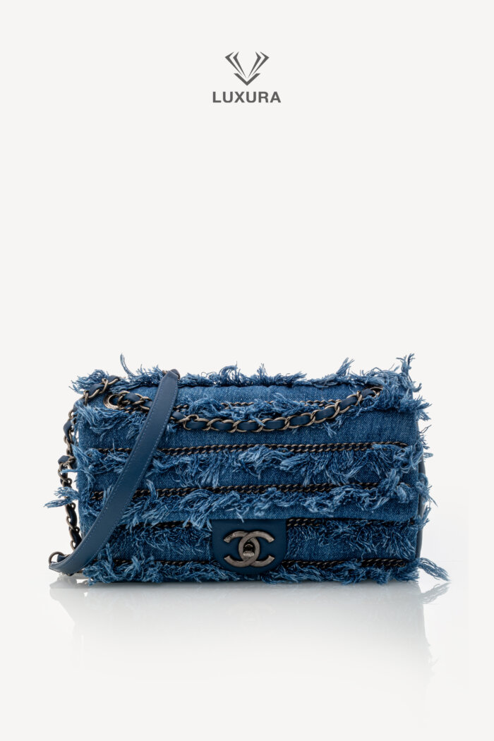 <strong>CHANEL</strong><br><div style="margin-top:10px;font-size:16px">Calfskin Denim Paris Dubai Fringe Chains Small Flap Blue</div><br>