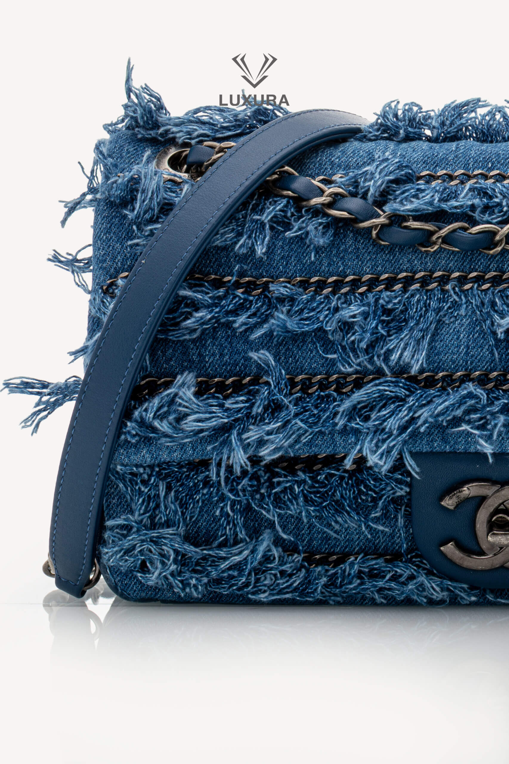 <span style="font-size: 10px;letter-spacing: .15em">HARD TO FIND</span><br><strong>CHANEL</strong><br><div style="margin-top:10px;font-size:16px">Calfskin Denim Paris Dubai Fringe Chains Small Flap Blue</div><br> - Image 32