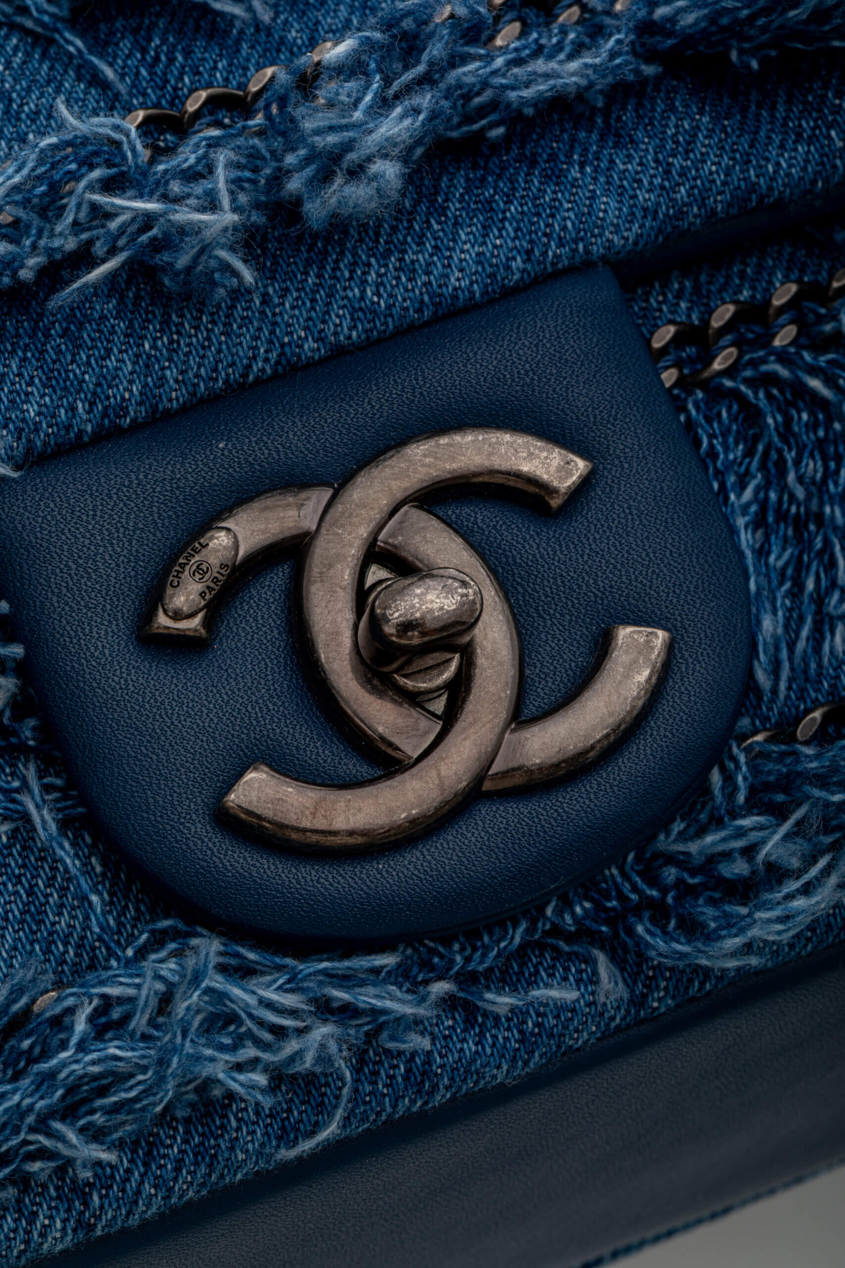 <span style="font-size: 10px;letter-spacing: .15em">HARD TO FIND</span><br><strong>CHANEL</strong><br><div style="margin-top:10px;font-size:16px">Calfskin Denim Paris Dubai Fringe Chains Small Flap Blue</div><br> - Image 20