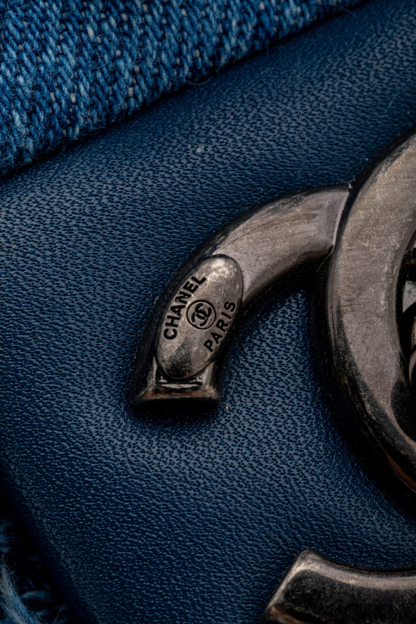 <span style="font-size: 10px;letter-spacing: .15em">HARD TO FIND</span><br><strong>CHANEL</strong><br><div style="margin-top:10px;font-size:16px">Calfskin Denim Paris Dubai Fringe Chains Small Flap Blue</div><br> - Image 19