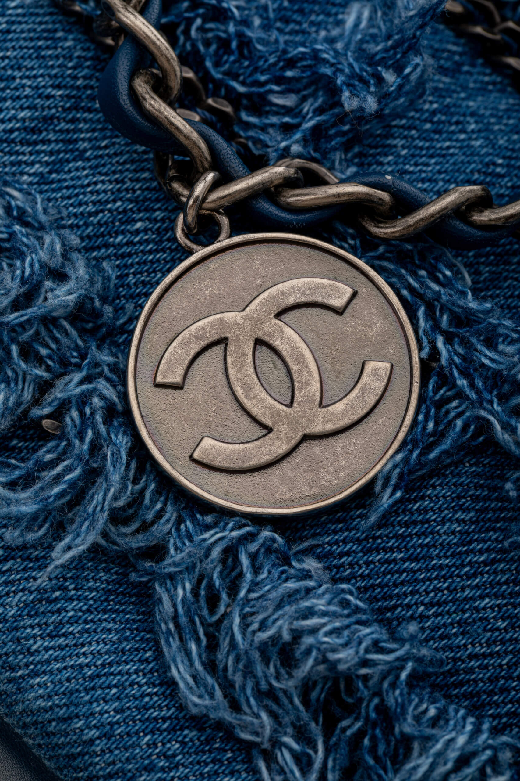 <span style="font-size: 10px;letter-spacing: .15em">HARD TO FIND</span><br><strong>CHANEL</strong><br><div style="margin-top:10px;font-size:16px">Calfskin Denim Paris Dubai Fringe Chains Small Flap Blue</div><br> - Image 12