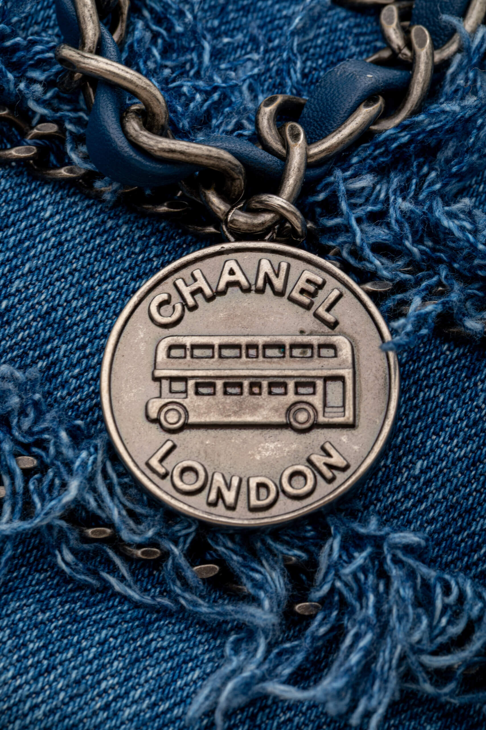 <span style="font-size: 10px;letter-spacing: .15em">HARD TO FIND</span><br><strong>CHANEL</strong><br><div style="margin-top:10px;font-size:16px">Calfskin Denim Paris Dubai Fringe Chains Small Flap Blue</div><br> - Image 11