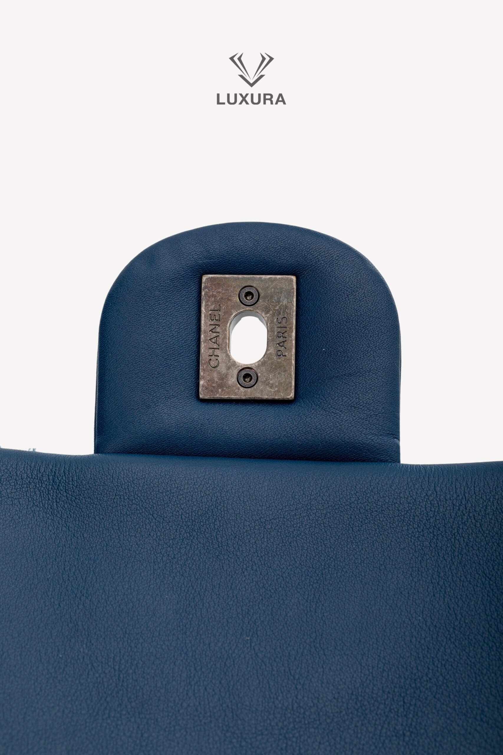 <span style="font-size: 10px;letter-spacing: .15em">HARD TO FIND</span><br><strong>CHANEL</strong><br><div style="margin-top:10px;font-size:16px">Calfskin Denim Paris Dubai Fringe Chains Small Flap Blue</div><br> - Image 7