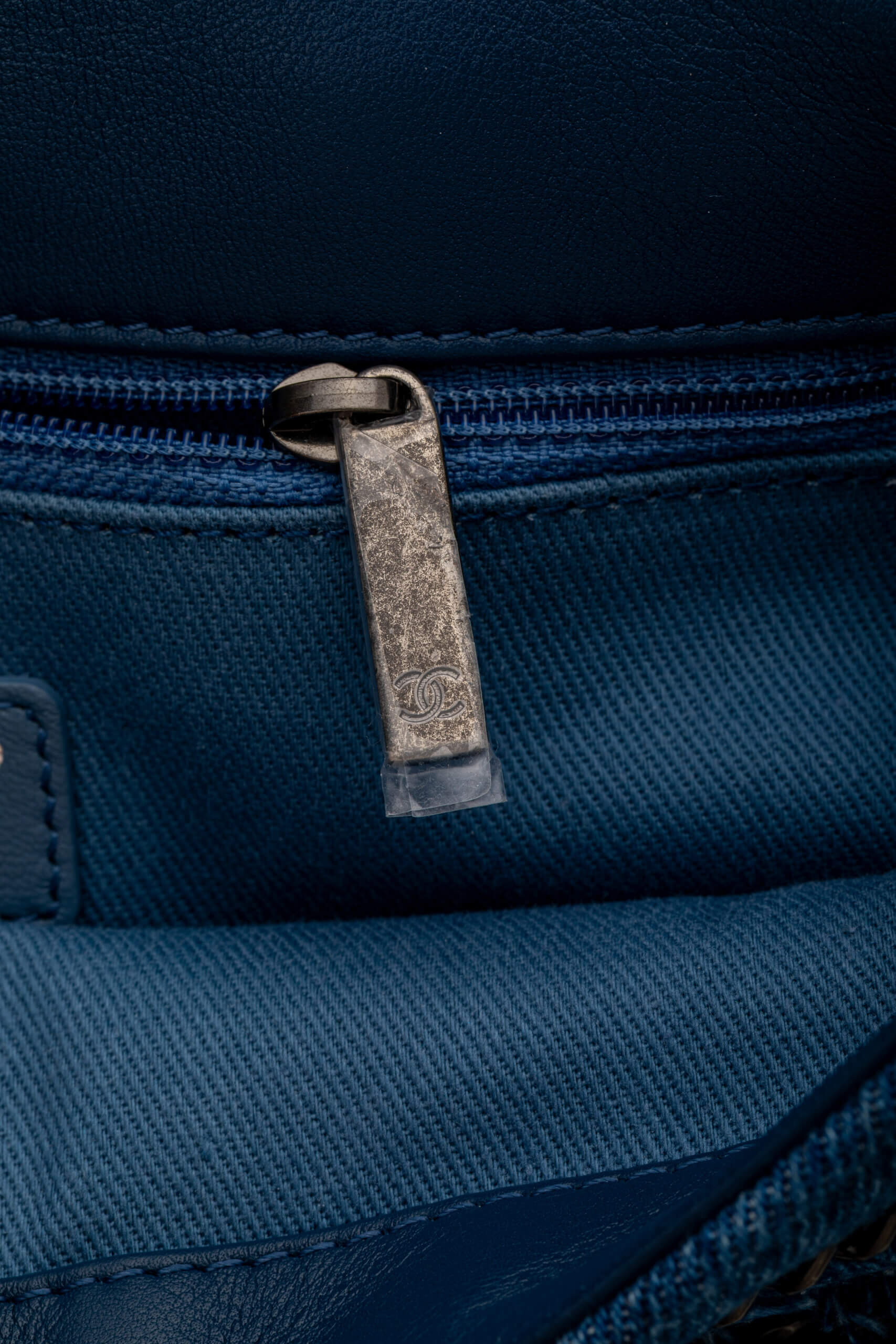 <span style="font-size: 10px;letter-spacing: .15em">HARD TO FIND</span><br><strong>CHANEL</strong><br><div style="margin-top:10px;font-size:16px">Calfskin Denim Paris Dubai Fringe Chains Small Flap Blue</div><br> - Image 3