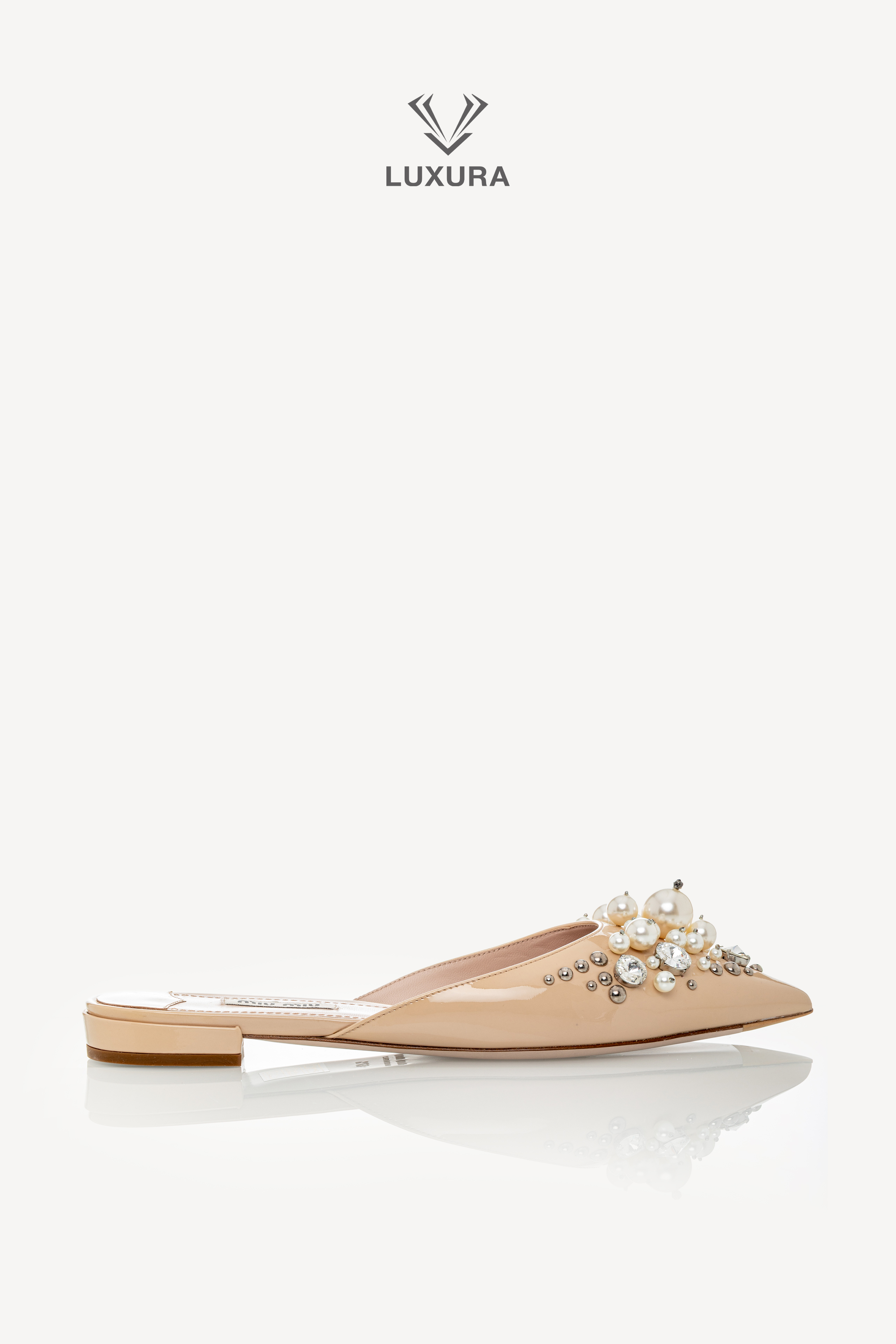 <span style="font-size: 10px;letter-spacing: .15em">BEST DEAL</span><br> <strong>MIU MIU</strong><br> <div style="margin-top:10px;font-size:16px">Patent Leather Faux Pearl Embellished Pointed Toe Mules Nude 37.5</div><br>