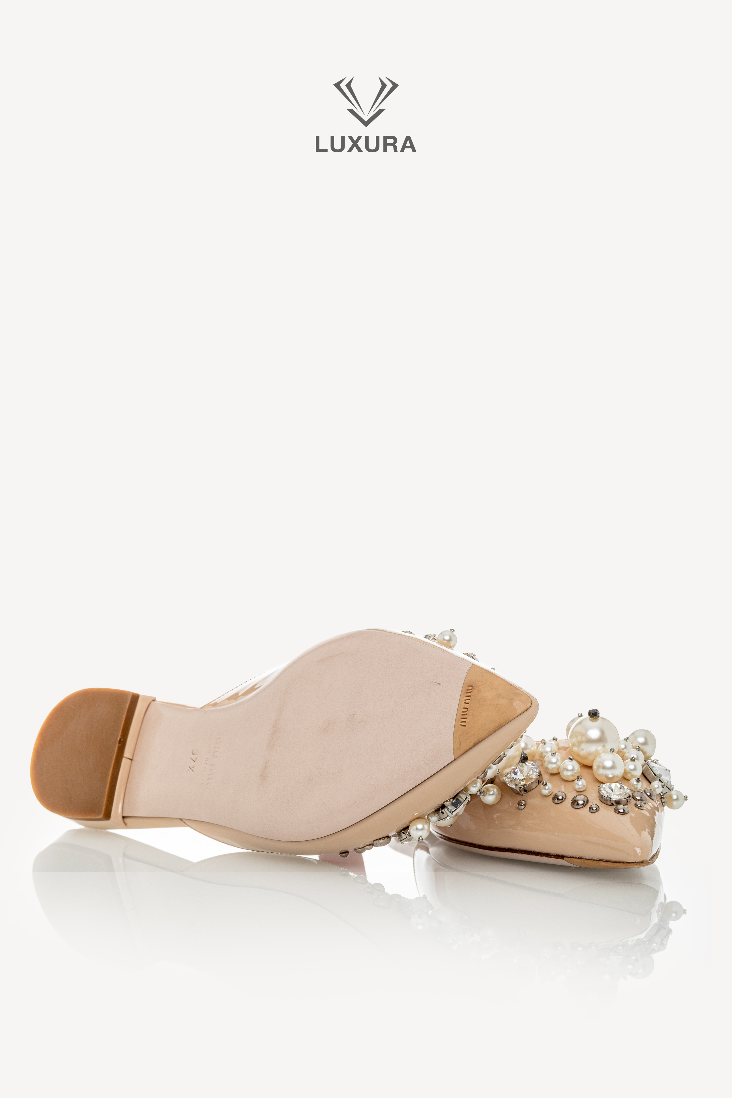 <span style="font-size: 10px;letter-spacing: .15em">BEST DEAL</span><br> <strong>MIU MIU</strong><br> <div style="margin-top:10px;font-size:16px">Patent Leather Faux Pearl Embellished Pointed Toe Mules Nude 37.5</div><br> - Image 23