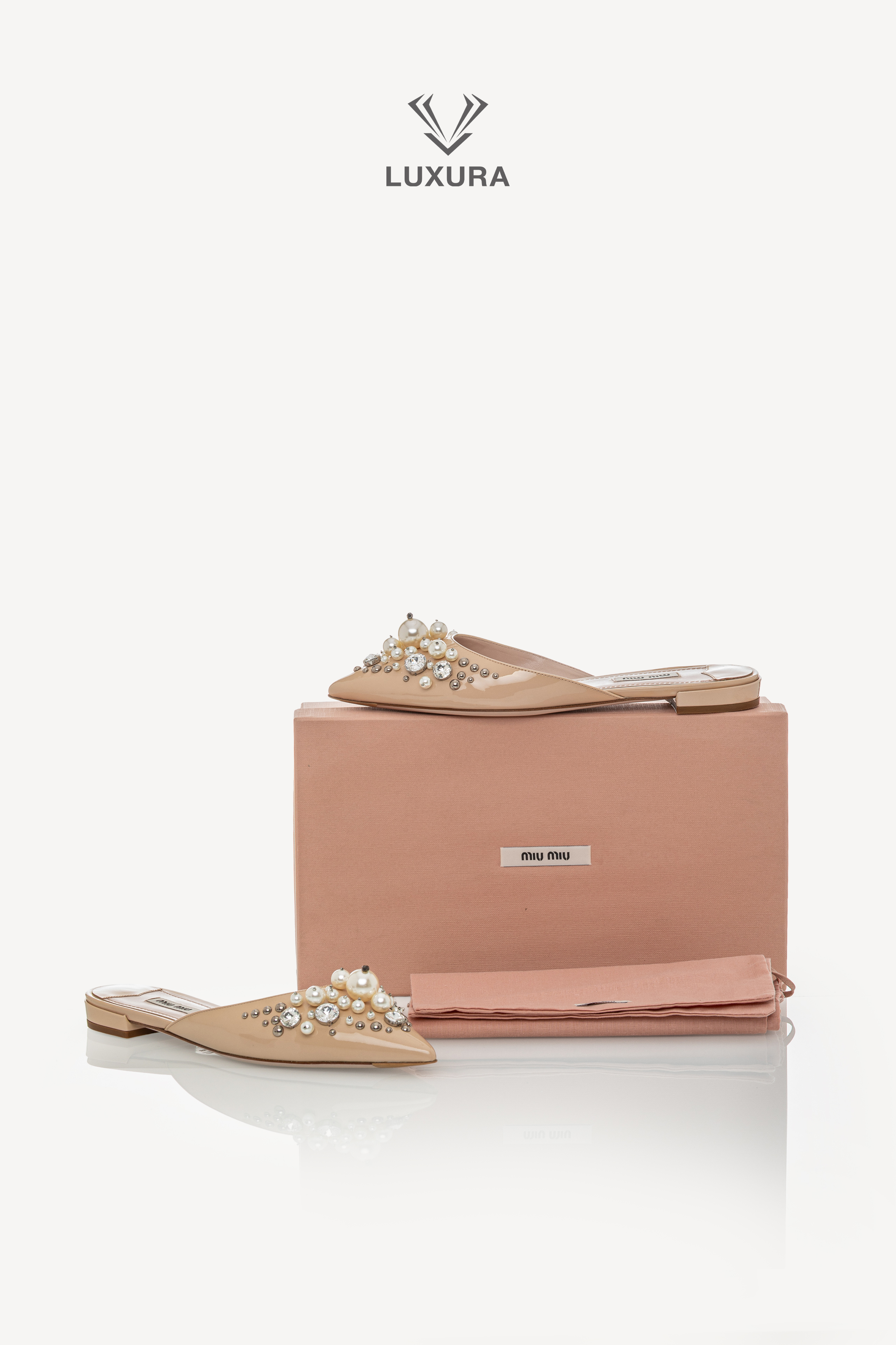 <span style="font-size: 10px;letter-spacing: .15em">BEST DEAL</span><br> <strong>MIU MIU</strong><br> <div style="margin-top:10px;font-size:16px">Patent Leather Faux Pearl Embellished Pointed Toe Mules Nude 37.5</div><br> - Image 2