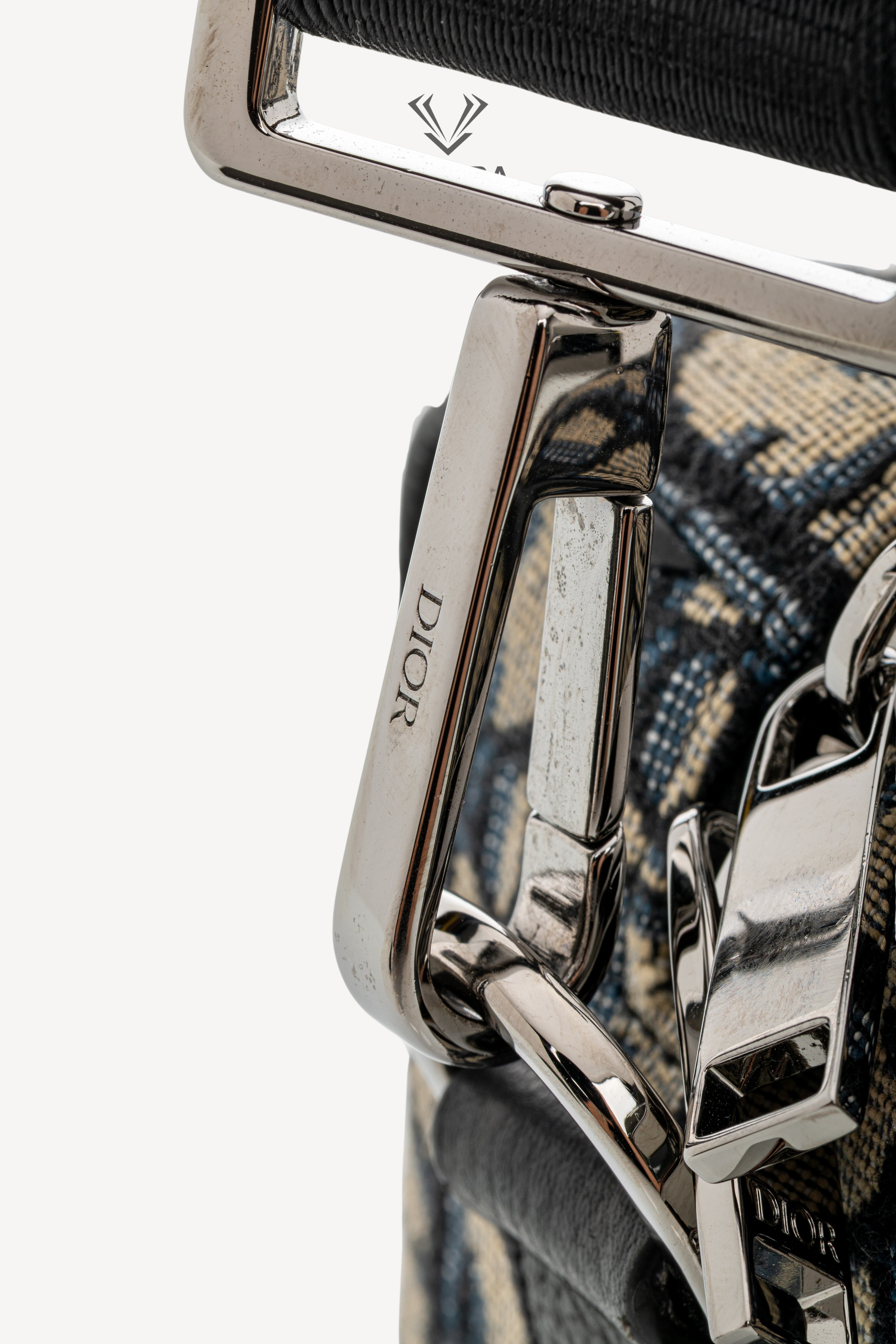 <span style="font-size: 10px;letter-spacing: .15em"></span><br> <strong>CHRISTIAN DIOR</strong><br> <div style="margin-top:10px;font-size:16px">Jacquard Grained Calfskin Lingot 22 Pouch Beige Blue</div><br> - Image 19