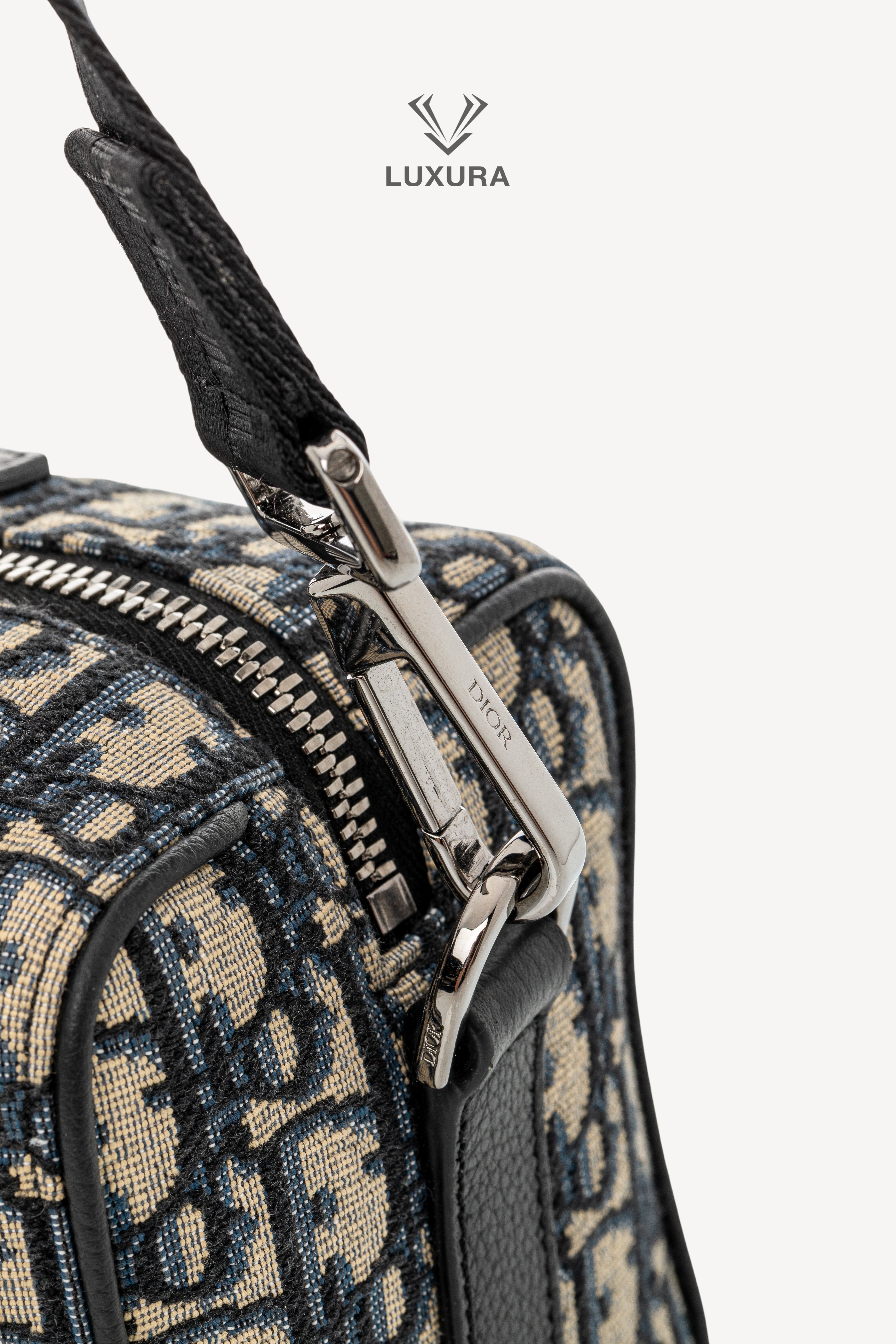 <span style="font-size: 10px;letter-spacing: .15em"></span><br> <strong>CHRISTIAN DIOR</strong><br> <div style="margin-top:10px;font-size:16px">Jacquard Grained Calfskin Lingot 22 Pouch Beige Blue</div><br> - Image 18
