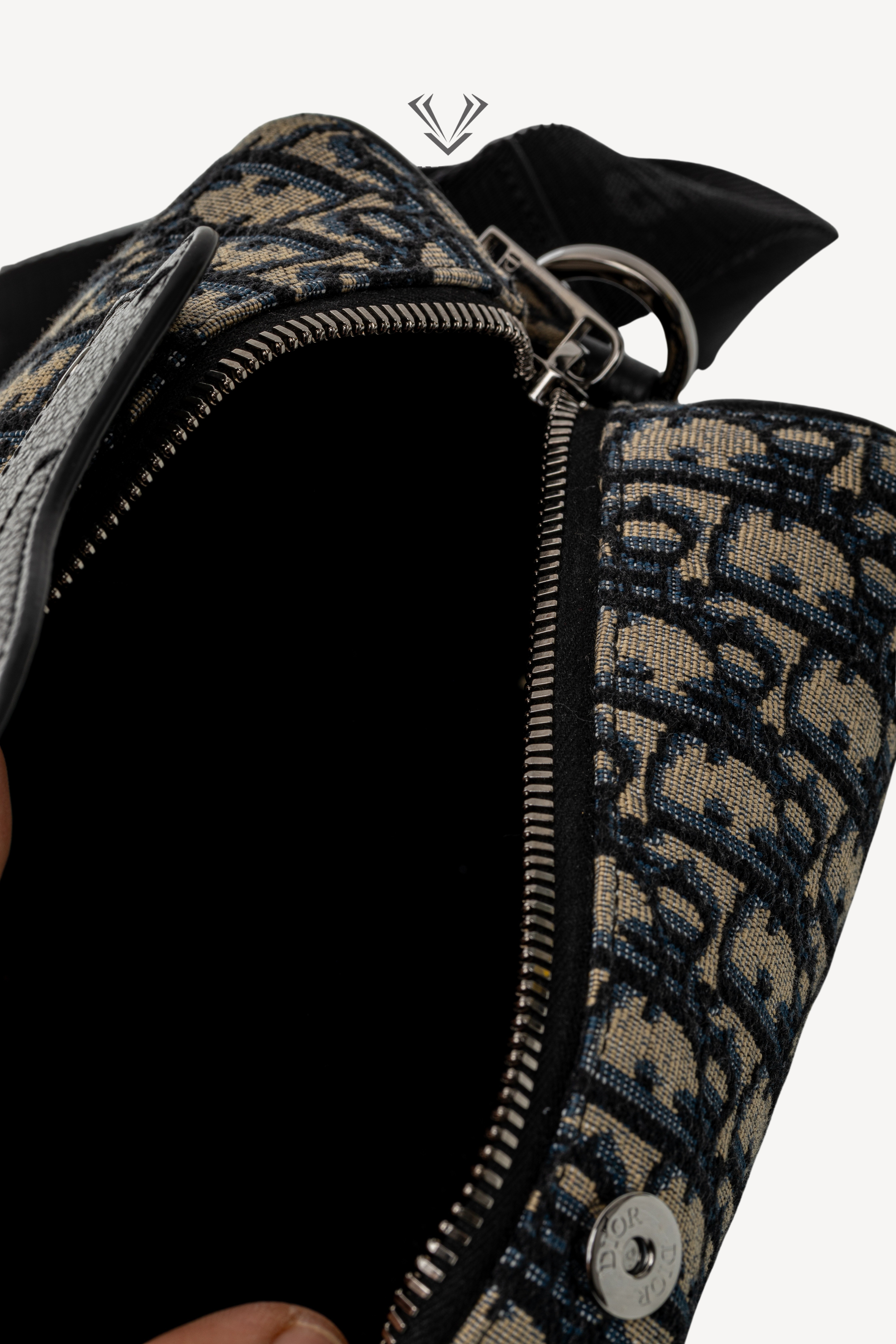 <span style="font-size: 10px;letter-spacing: .15em"></span><br> <strong>CHRISTIAN DIOR</strong><br> <div style="margin-top:10px;font-size:16px">Jacquard Grained Calfskin Lingot 22 Pouch Beige Blue</div><br> - Image 14
