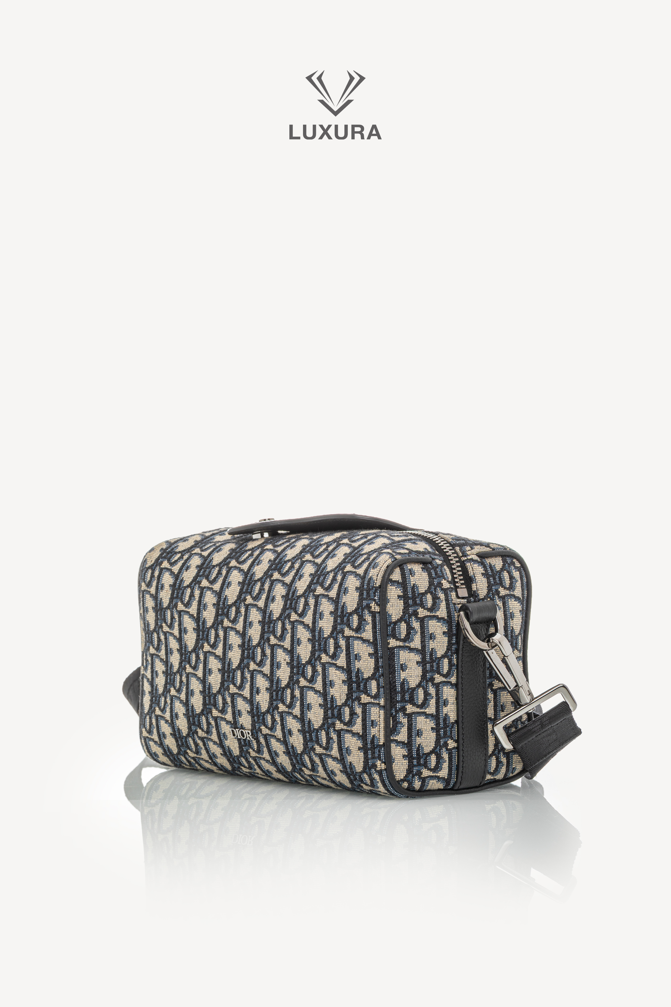 <span style="font-size: 10px;letter-spacing: .15em"></span><br> <strong>CHRISTIAN DIOR</strong><br> <div style="margin-top:10px;font-size:16px">Jacquard Grained Calfskin Lingot 22 Pouch Beige Blue</div><br> - Image 8