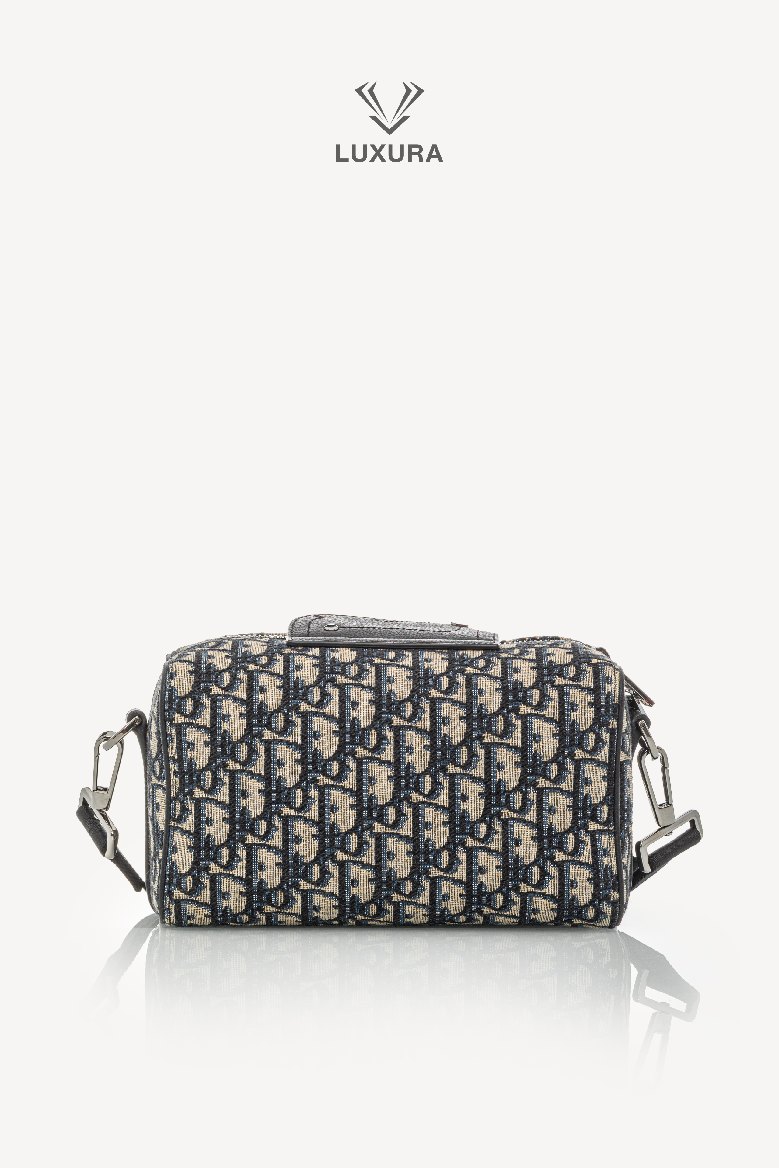 <span style="font-size: 10px;letter-spacing: .15em"></span><br> <strong>CHRISTIAN DIOR</strong><br> <div style="margin-top:10px;font-size:16px">Jacquard Grained Calfskin Lingot 22 Pouch Beige Blue</div><br> - Image 5