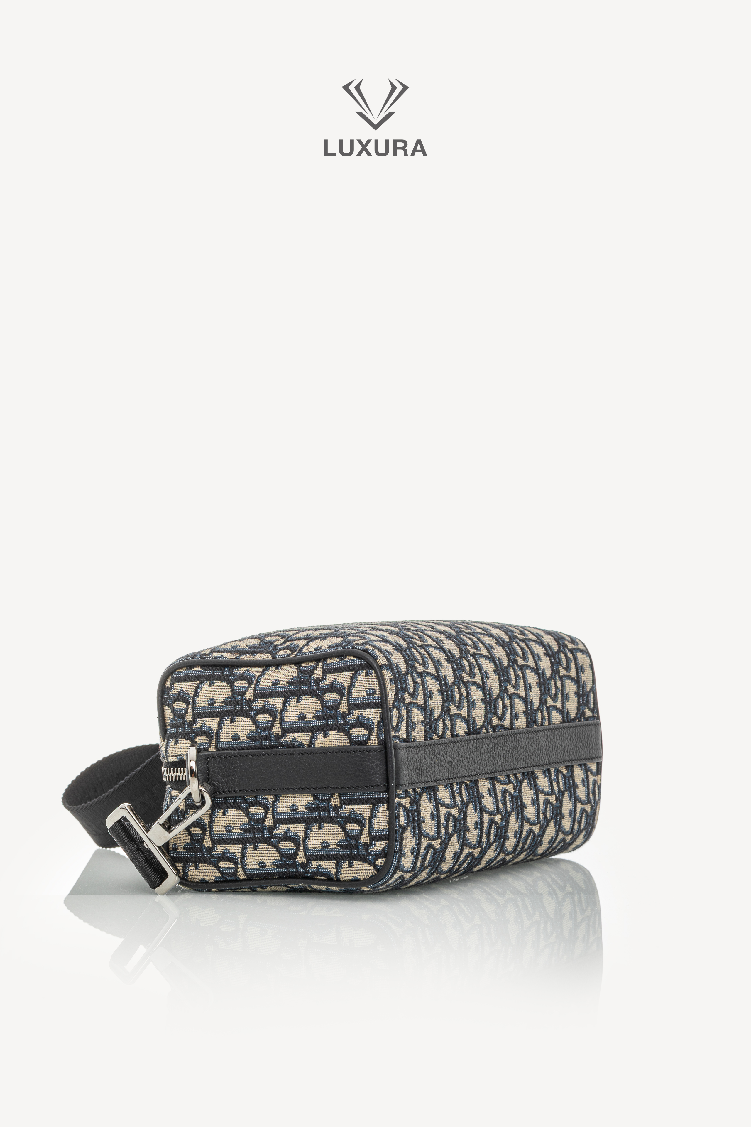 <span style="font-size: 10px;letter-spacing: .15em"></span><br> <strong>CHRISTIAN DIOR</strong><br> <div style="margin-top:10px;font-size:16px">Jacquard Grained Calfskin Lingot 22 Pouch Beige Blue</div><br> - Image 24