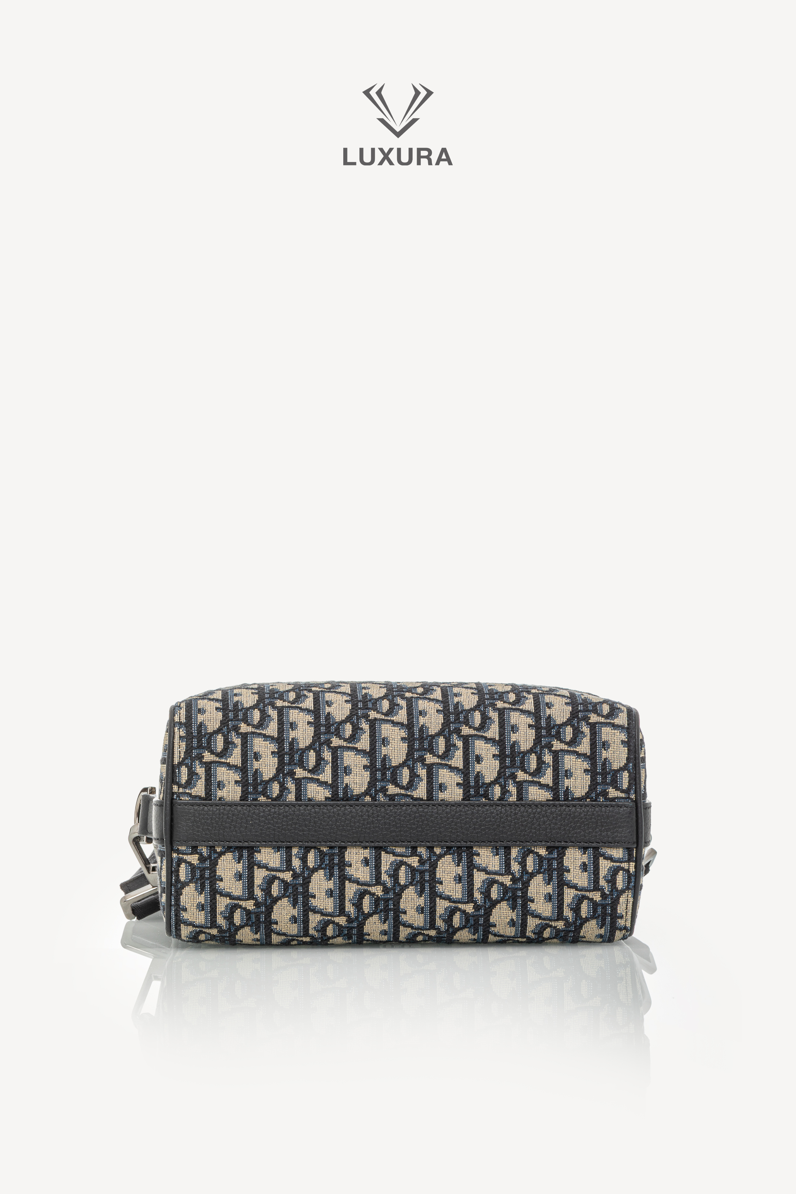 <span style="font-size: 10px;letter-spacing: .15em"></span><br> <strong>CHRISTIAN DIOR</strong><br> <div style="margin-top:10px;font-size:16px">Jacquard Grained Calfskin Lingot 22 Pouch Beige Blue</div><br> - Image 23