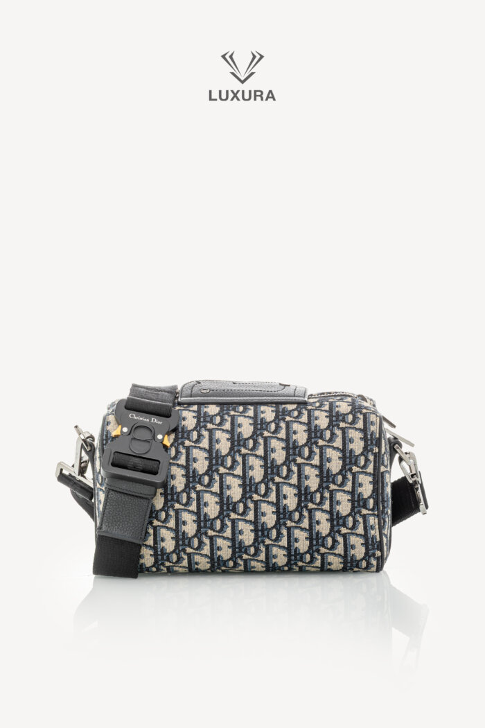 <span style="font-size: 10px;letter-spacing: .15em"></span><br> <strong>CHRISTIAN DIOR</strong><br> <div style="margin-top:10px;font-size:16px">Jacquard Grained Calfskin Lingot 22 Pouch Beige Blue</div><br>