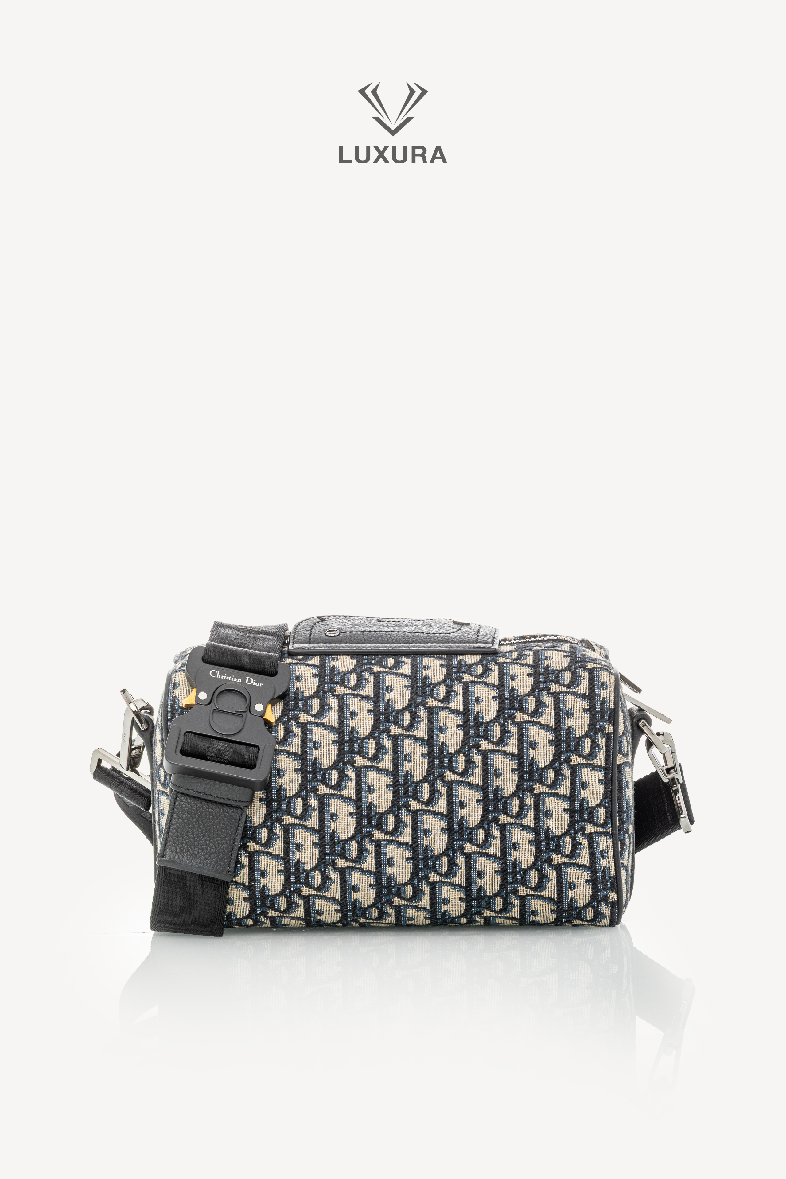 <span style="font-size: 10px;letter-spacing: .15em"></span><br> <strong>CHRISTIAN DIOR</strong><br> <div style="margin-top:10px;font-size:16px">Jacquard Grained Calfskin Lingot 22 Pouch Beige Blue</div><br>