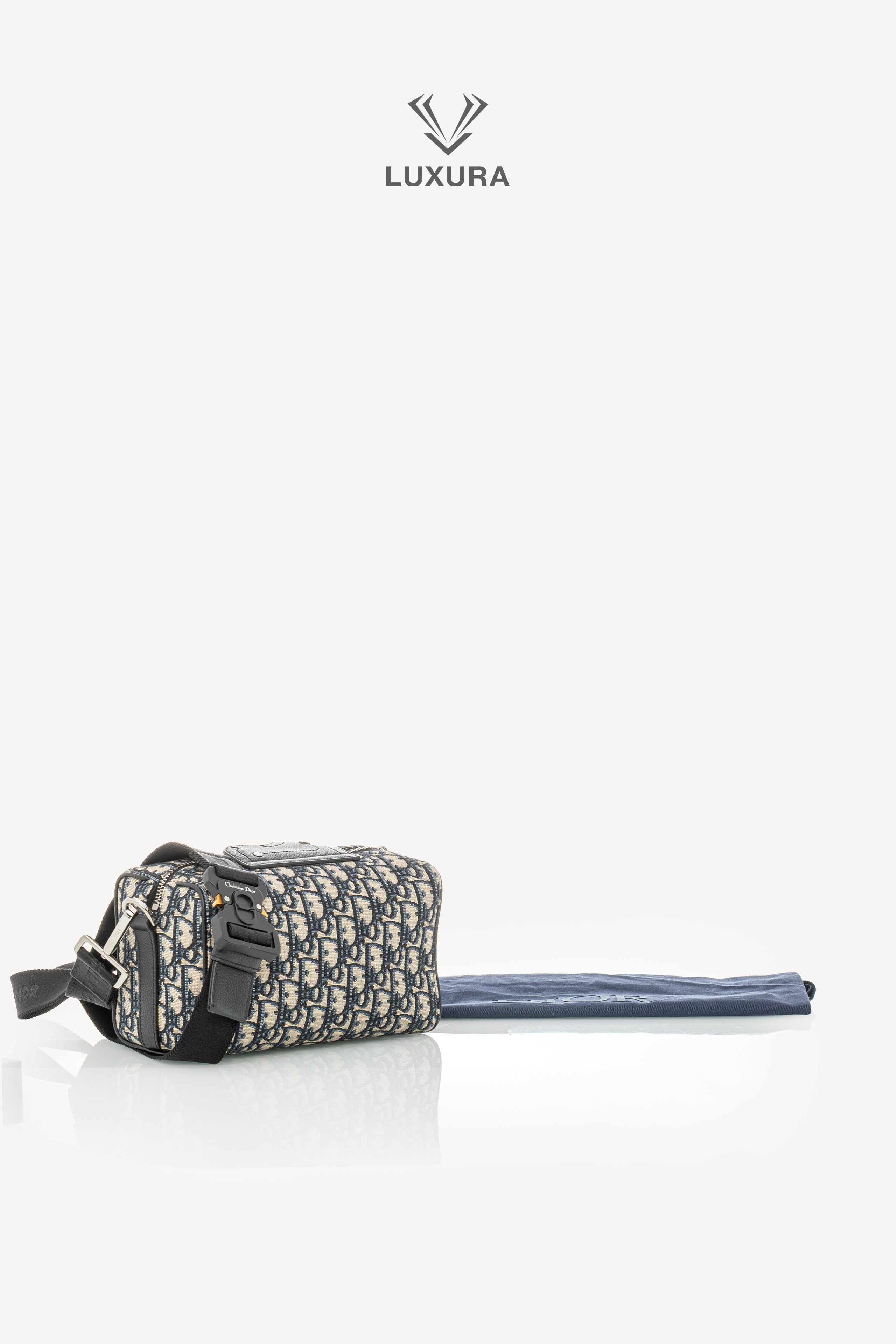 <span style="font-size: 10px;letter-spacing: .15em"></span><br> <strong>CHRISTIAN DIOR</strong><br> <div style="margin-top:10px;font-size:16px">Jacquard Grained Calfskin Lingot 22 Pouch Beige Blue</div><br> - Image 21