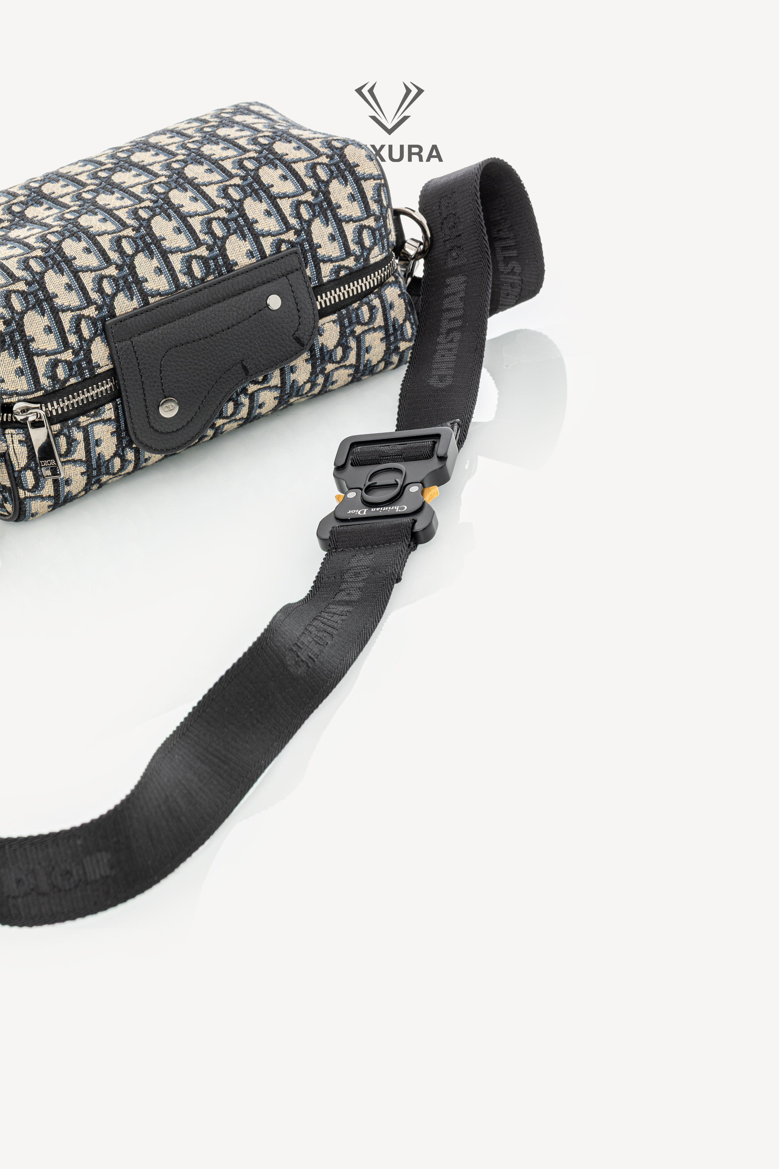<span style="font-size: 10px;letter-spacing: .15em"></span><br> <strong>CHRISTIAN DIOR</strong><br> <div style="margin-top:10px;font-size:16px">Jacquard Grained Calfskin Lingot 22 Pouch Beige Blue</div><br> - Image 9