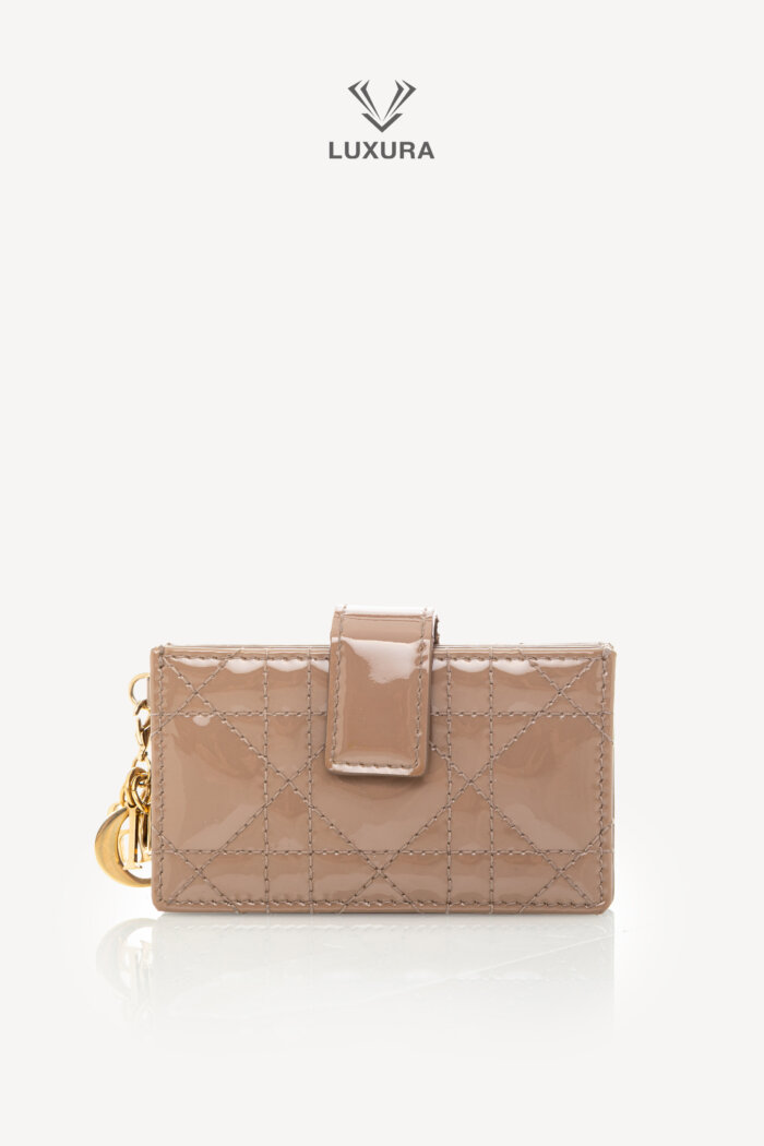<span style="font-size: 10px;letter-spacing: .15em">BEST DEAL</span><br>            <strong>CHRISTIAN DIOR</strong><br>            <div style="margin-top:10px;font-size:16px">Lady Dior Jasmine Card Holder Patent Cannage Calfskin Stone Gray</div><br>