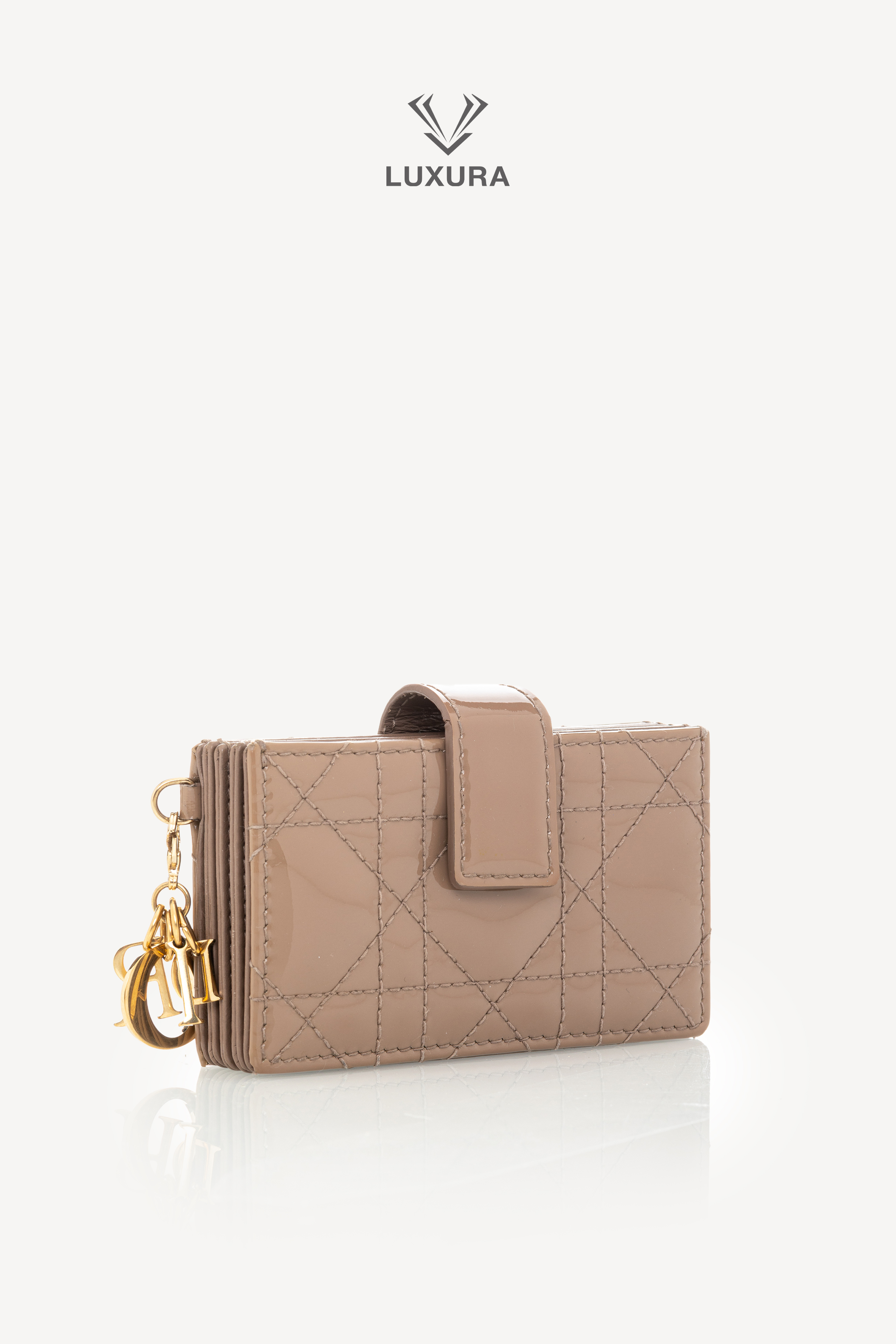 <span style="font-size: 10px;letter-spacing: .15em">BEST DEAL</span><br>            <strong>CHRISTIAN DIOR</strong><br>            <div style="margin-top:10px;font-size:16px">Lady Dior Jasmine Card Holder Patent Cannage Calfskin Stone Gray</div><br> - Image 2