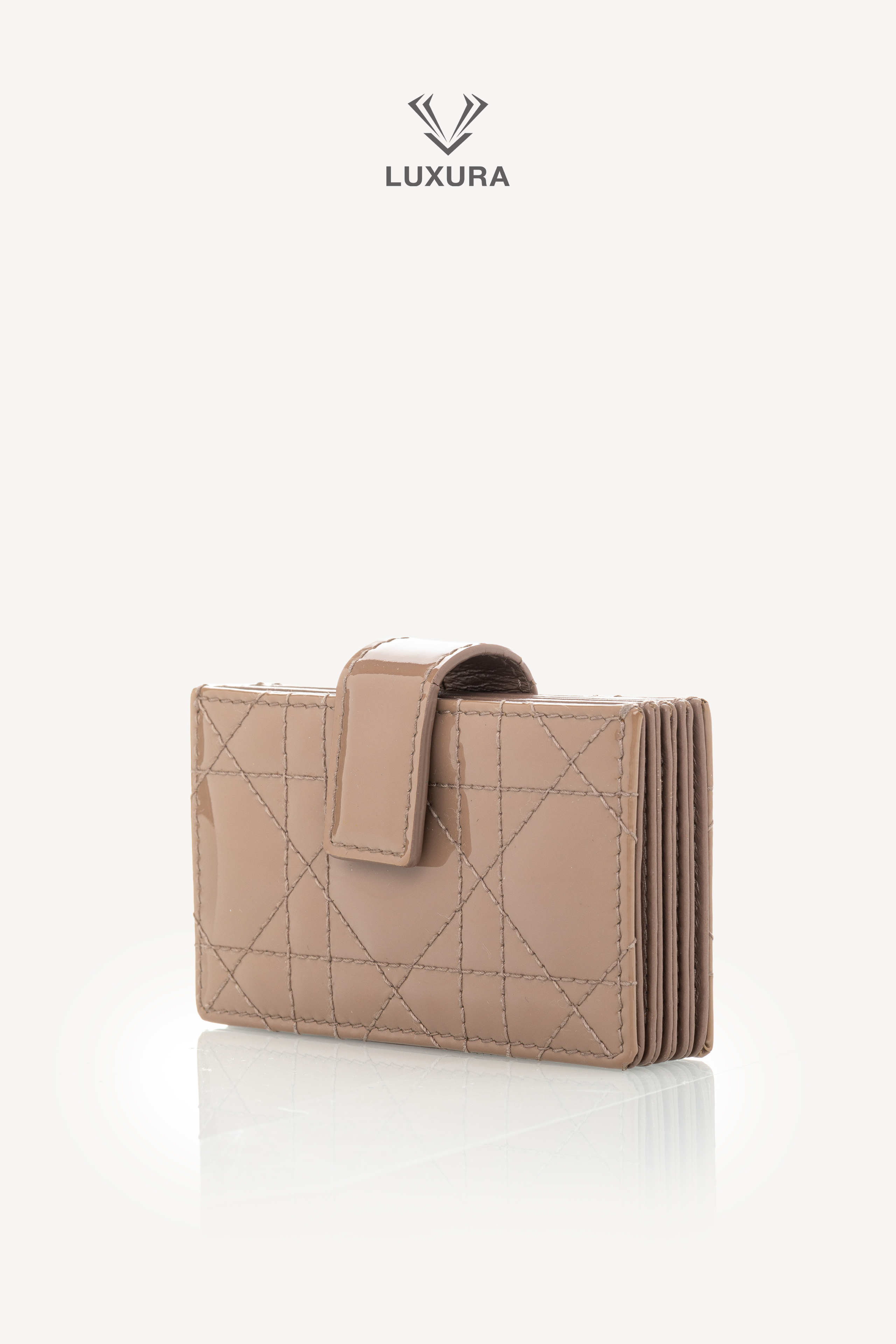 <span style="font-size: 10px;letter-spacing: .15em">BEST DEAL</span><br>            <strong>CHRISTIAN DIOR</strong><br>            <div style="margin-top:10px;font-size:16px">Lady Dior Jasmine Card Holder Patent Cannage Calfskin Stone Gray</div><br> - Image 5