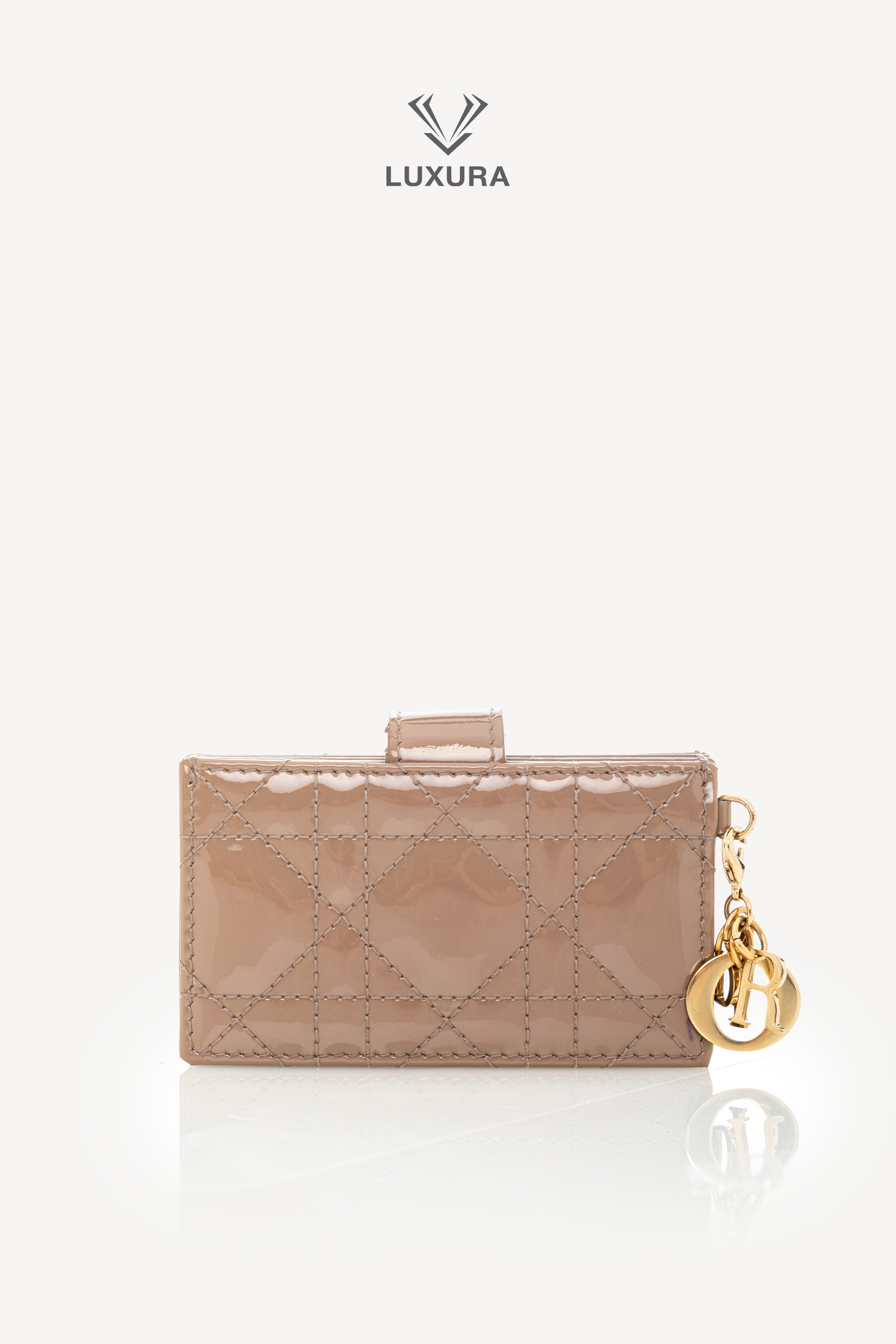 <span style="font-size: 10px;letter-spacing: .15em">BEST DEAL</span><br>            <strong>CHRISTIAN DIOR</strong><br>            <div style="margin-top:10px;font-size:16px">Lady Dior Jasmine Card Holder Patent Cannage Calfskin Stone Gray</div><br> - Image 4