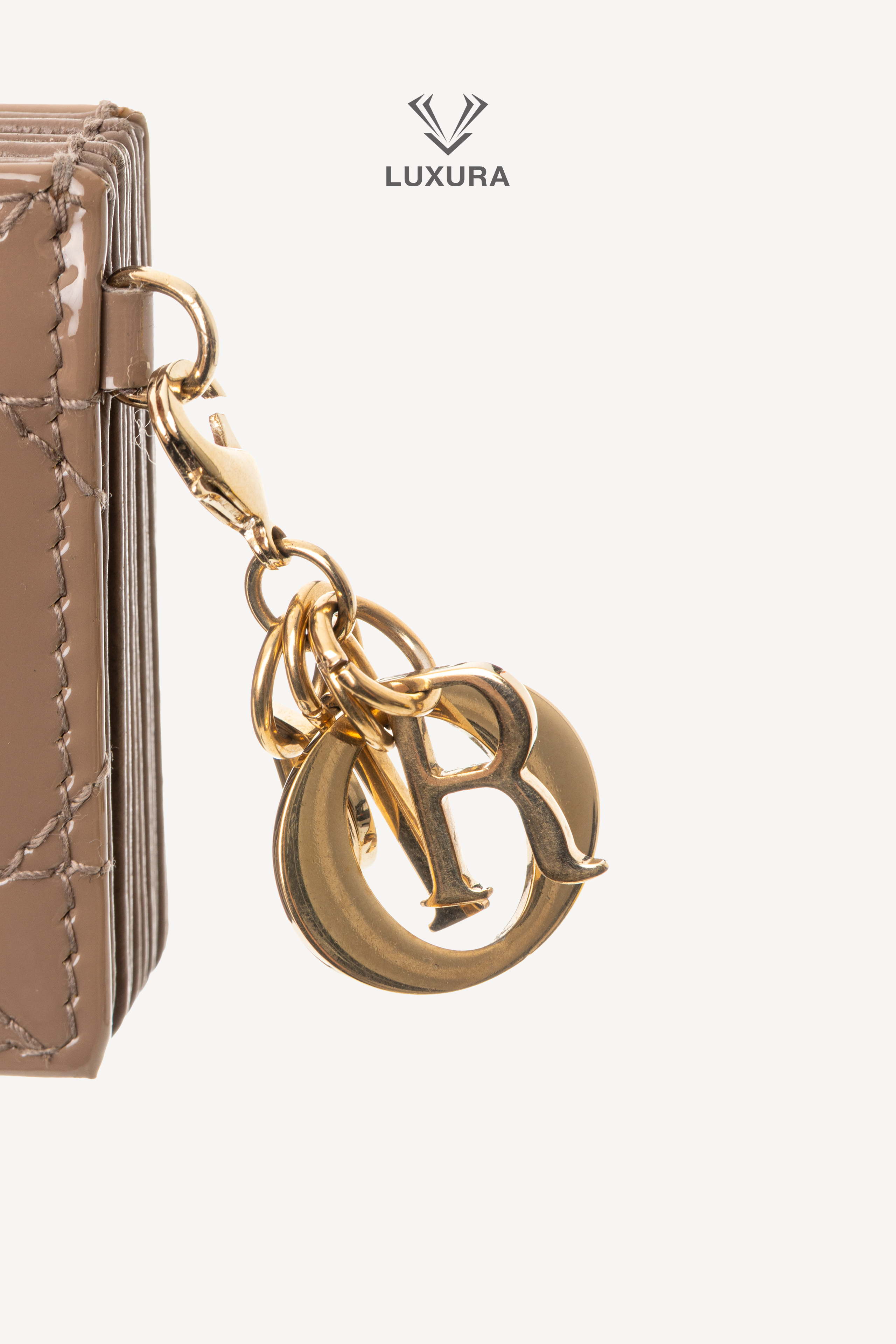 <span style="font-size: 10px;letter-spacing: .15em">BEST DEAL</span><br>            <strong>CHRISTIAN DIOR</strong><br>            <div style="margin-top:10px;font-size:16px">Lady Dior Jasmine Card Holder Patent Cannage Calfskin Stone Gray</div><br> - Image 7