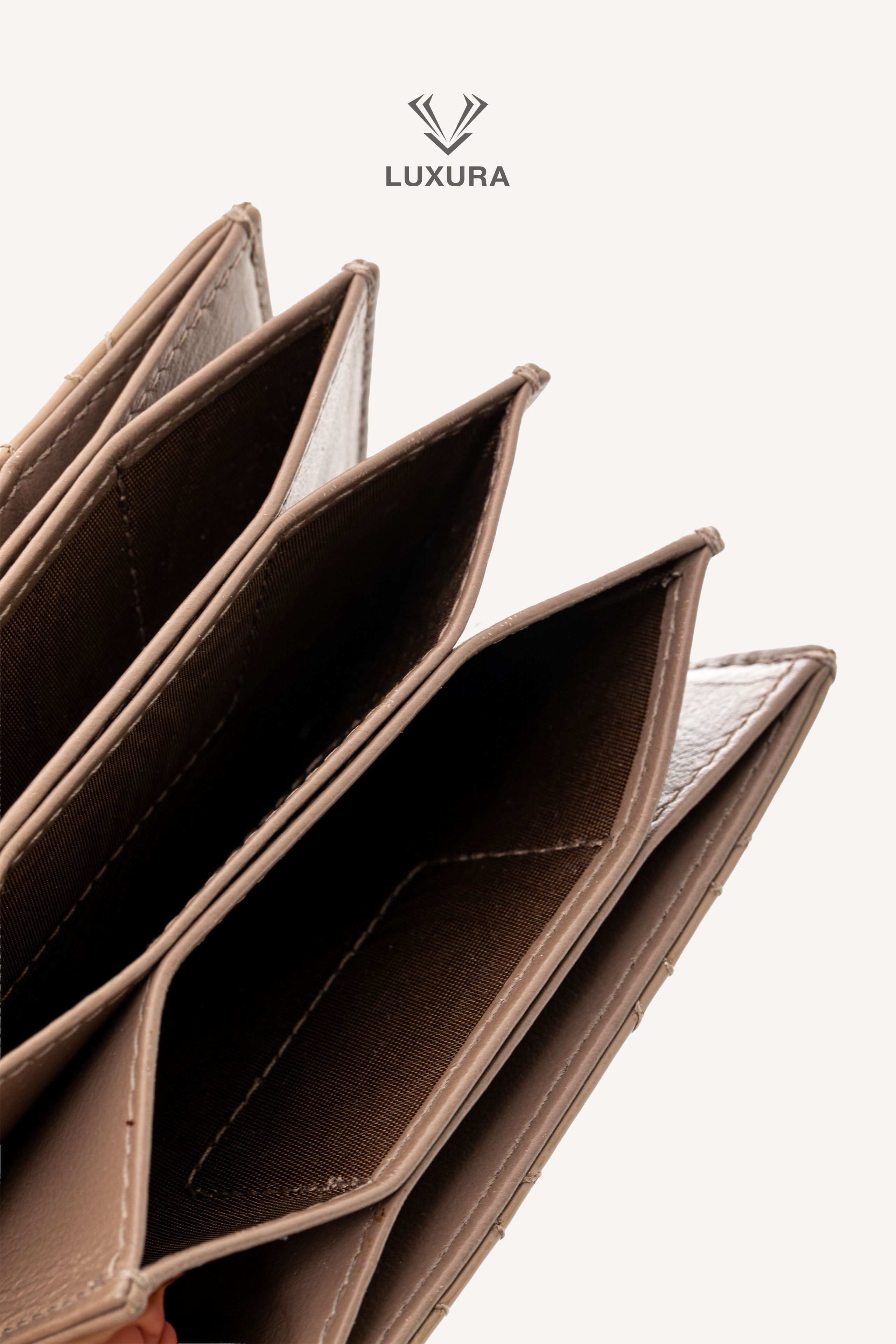 <span style="font-size: 10px;letter-spacing: .15em">BEST DEAL</span><br>            <strong>CHRISTIAN DIOR</strong><br>            <div style="margin-top:10px;font-size:16px">Lady Dior Jasmine Card Holder Patent Cannage Calfskin Stone Gray</div><br> - Image 10