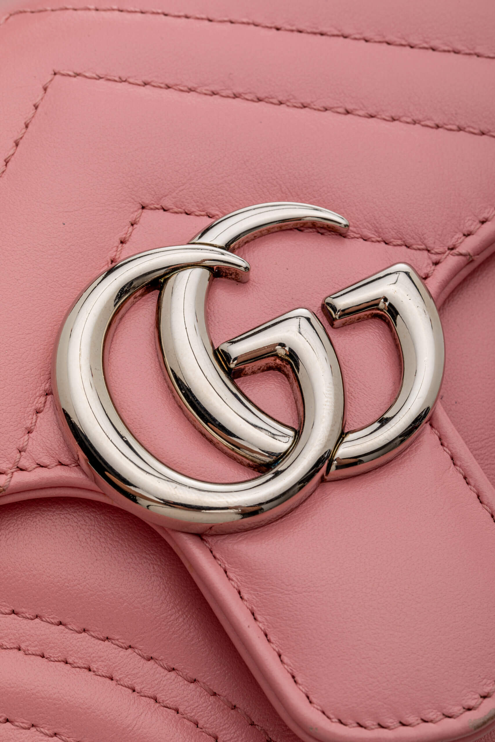 <span style="font-size: 10px;letter-spacing: .15em">BEST DEAL</span><br> <strong>GUCCI</strong><br> <div style="margin-top:10px;font-size:16px">Calfskin Matelasse Mini GG Marmont Top Handle Shoulder Bag Wild Rose</div><br> - Image 12