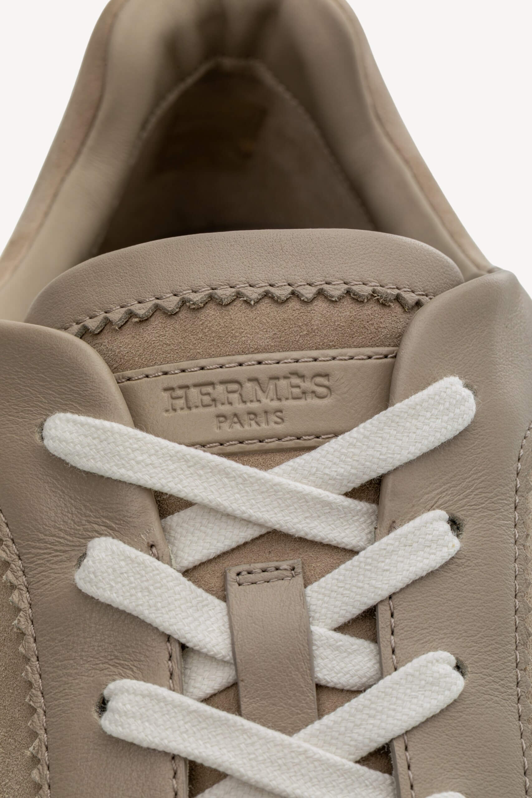 <span style="font-size: 10px;letter-spacing: .15em">HARD TO FIND</span><br> <strong>HERMES</strong><br> <div style="margin-top:10px;font-size:16px">Bouncing Sneaker Beige Esquisse 44</div><br> - Image 13