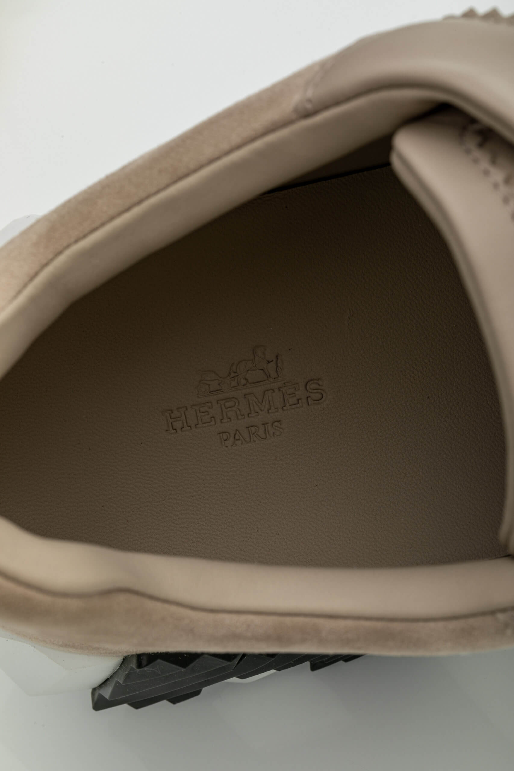 <span style="font-size: 10px;letter-spacing: .15em">HARD TO FIND</span><br> <strong>HERMES</strong><br> <div style="margin-top:10px;font-size:16px">Bouncing Sneaker Beige Esquisse 44</div><br> - Image 20