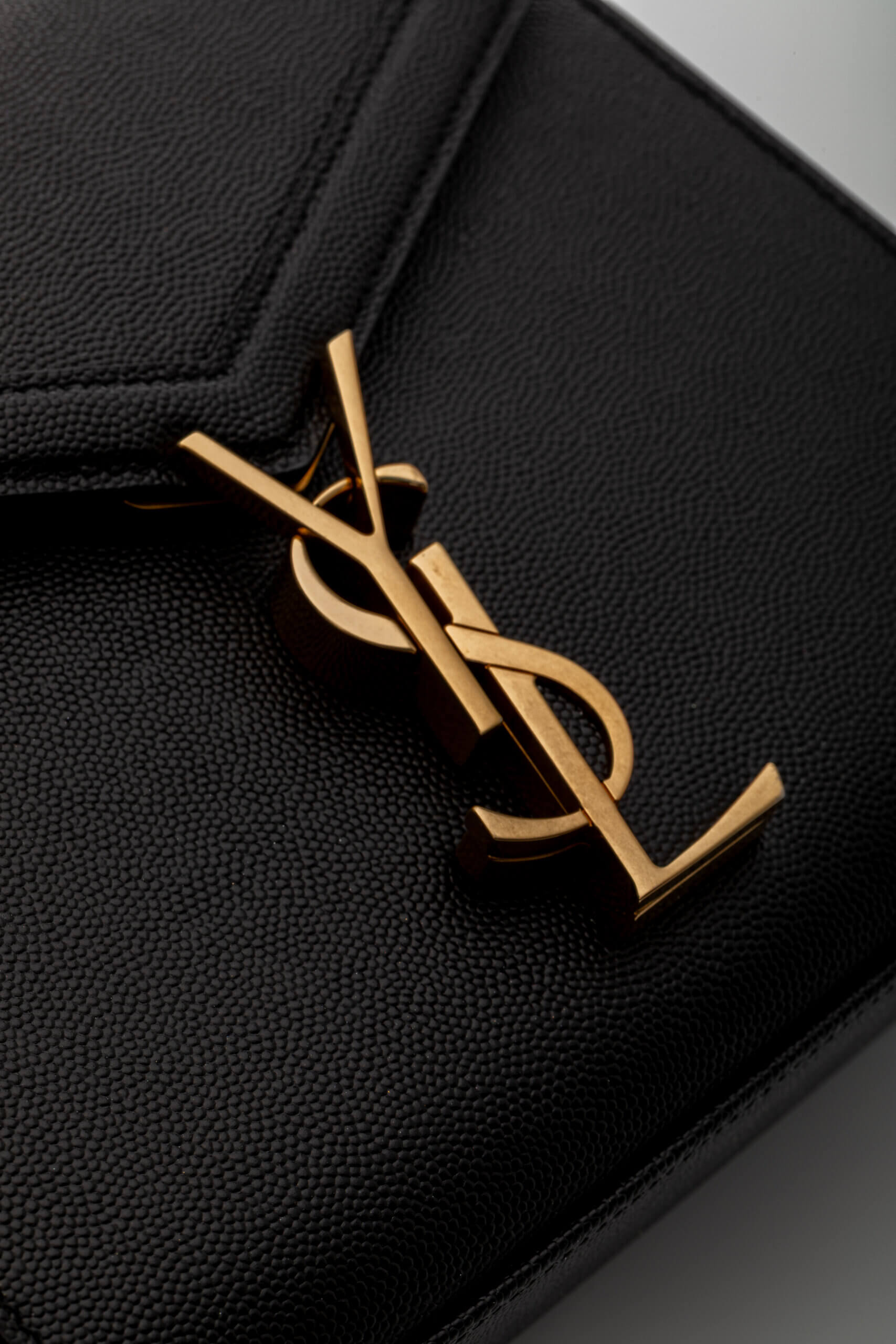 <span style="font-size: 10px;letter-spacing: .15em">HARD TO FIND</span><br>            <strong>SAINT LAURENT</strong><br>            <div style="margin-top:10px;font-size:16px">Cassandra Mini Top Handle In Grain De Poudre Embossed Leather Black</div><br> - Image 15