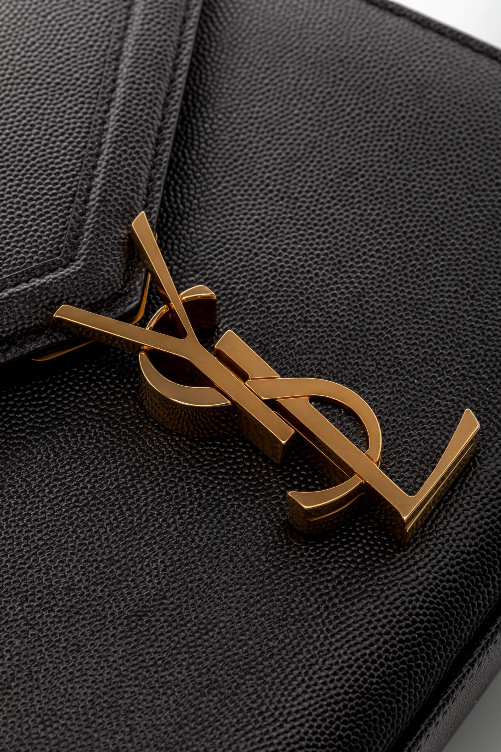 <span style="font-size: 10px;letter-spacing: .15em">HARD TO FIND</span><br>            <strong>SAINT LAURENT</strong><br>            <div style="margin-top:10px;font-size:16px">Cassandra Mini Top Handle In Grain De Poudre Embossed Leather Black</div><br> - Image 13