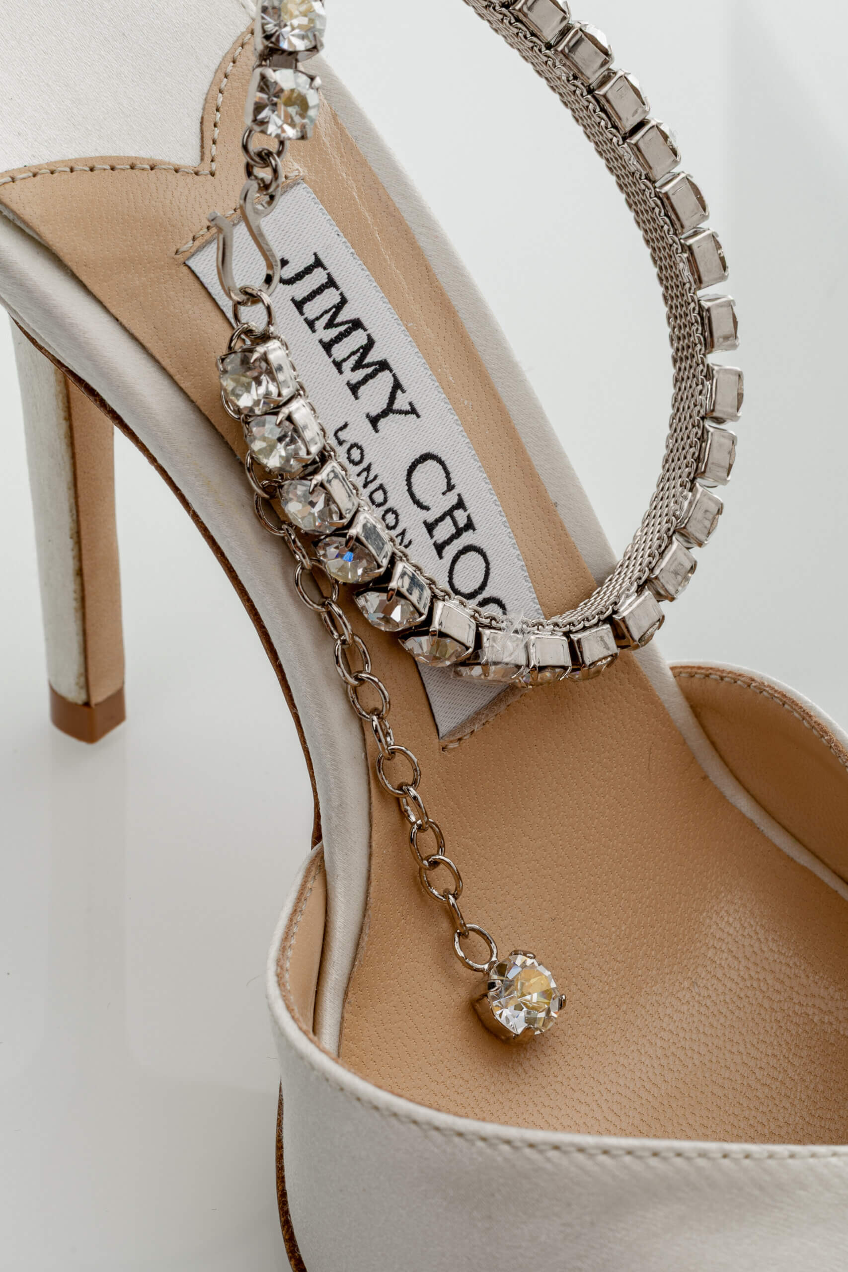 <span style="font-size: 10px;letter-spacing: .15em"></span><br>
<strong>JIMMY CHOO</strong><br>
<div style="margin-top:10px;font-size:16px">Saeda 85 Crystal Embellished Satin Sandals Ivory 35.5</div><br> - Image 17