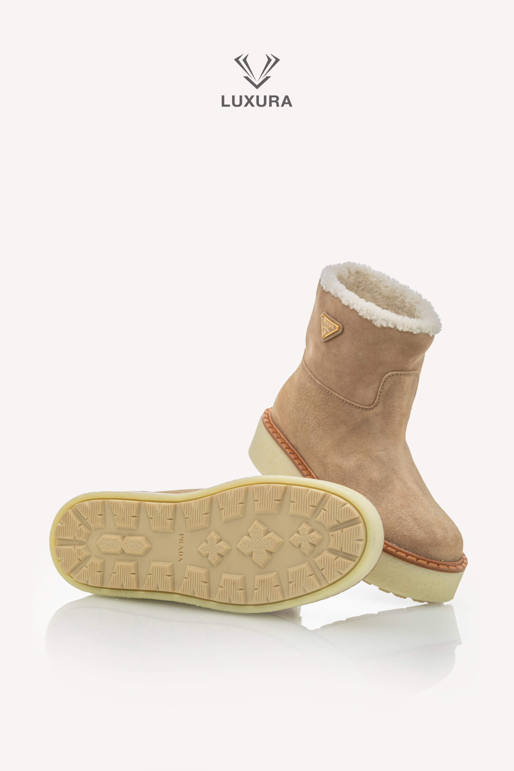 <span style="font-size: 10px; color: rgb(101, 101, 101);letter-spacing: .15em;">HARD TO FIND</span><br><strong> PRADA </strong><br><div style="margin-top:10px; font-size:16px;"> Suede Booties Ecru 39.5 </div><br> - Image 22